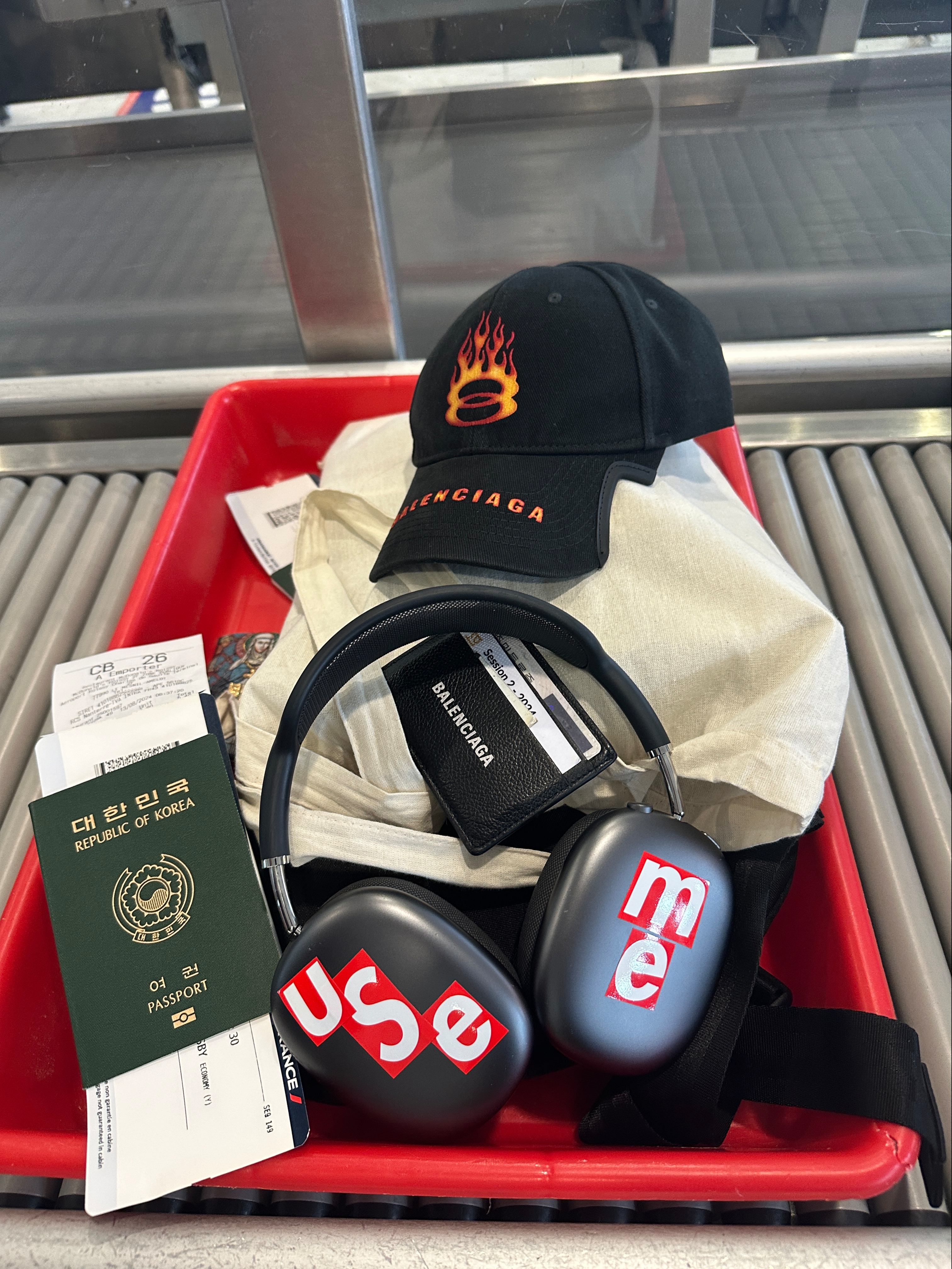 Balenciaga Burning Unity Cap Black Orange, Yeezy Vultures Long T-Shirt White 착용 스타일 - 2