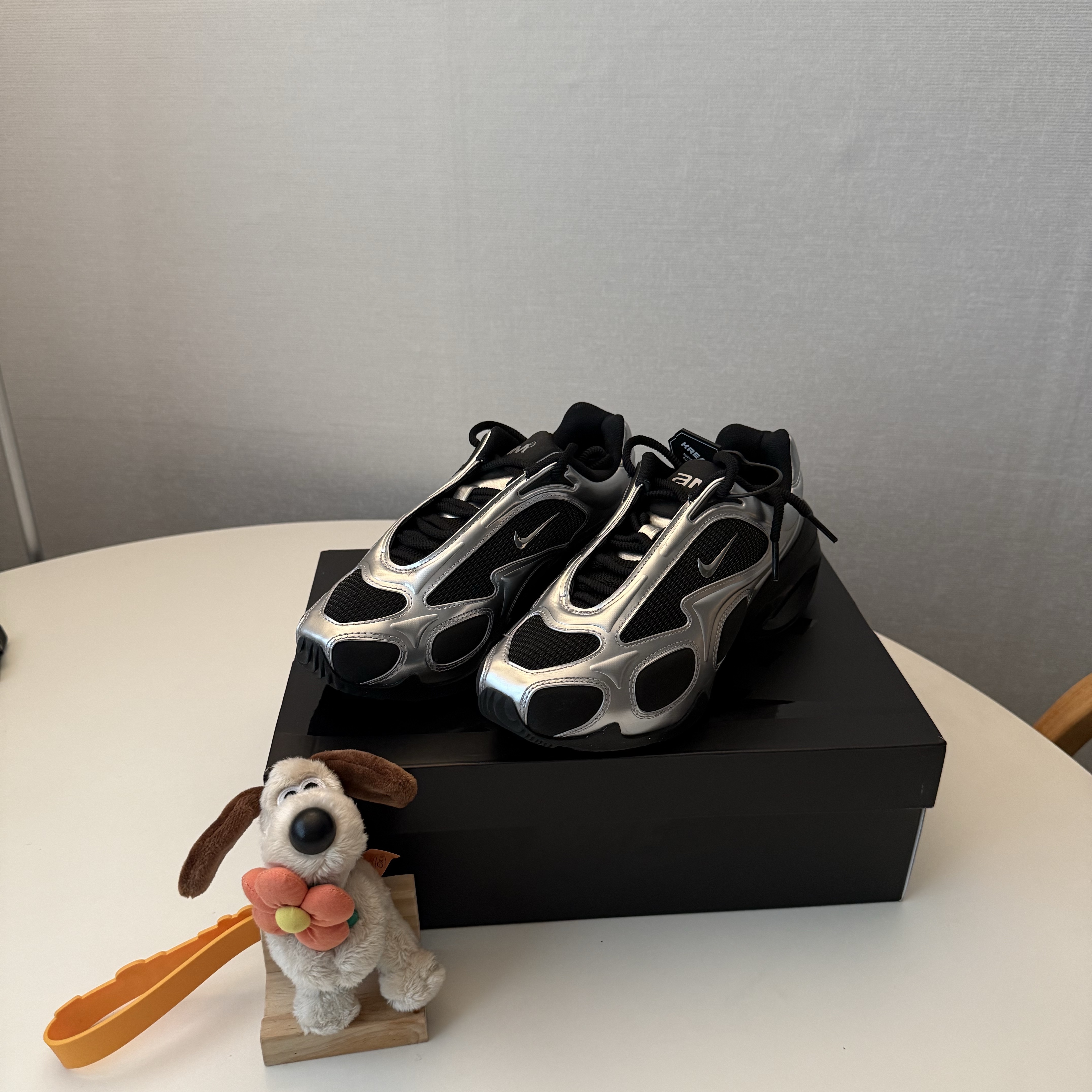 (W) Nike Air Max Muse Black and Metallic Silver 착용 스타일 - 1