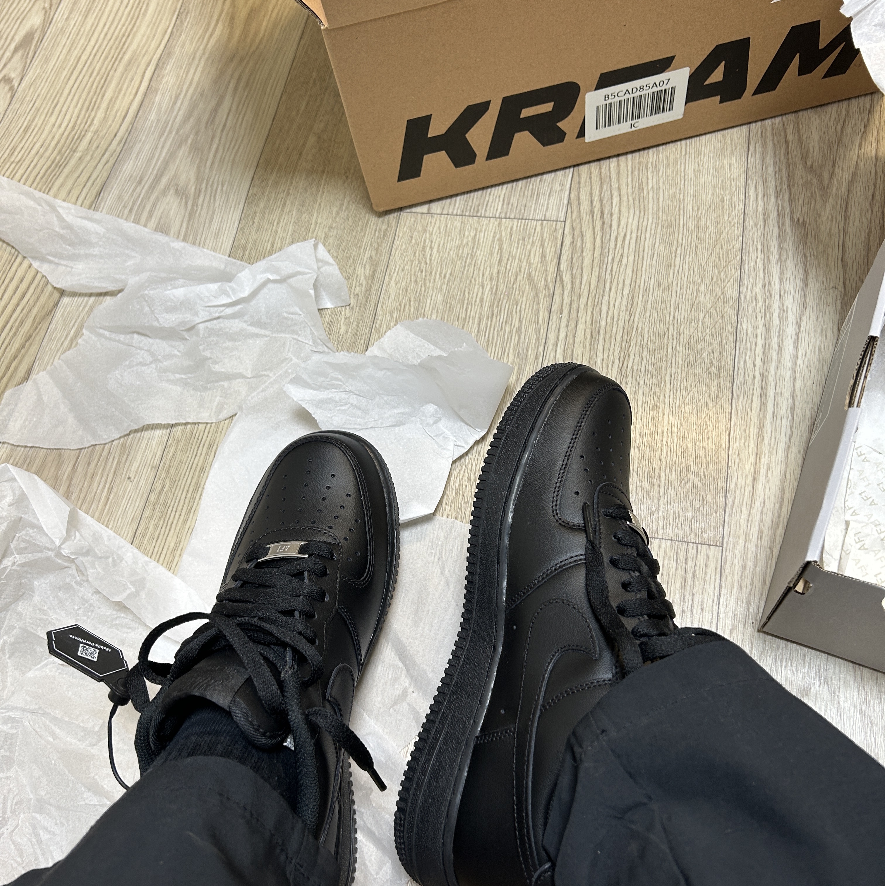 Nike Air Force 1 '07 Low Triple Black 착용 스타일 - 2