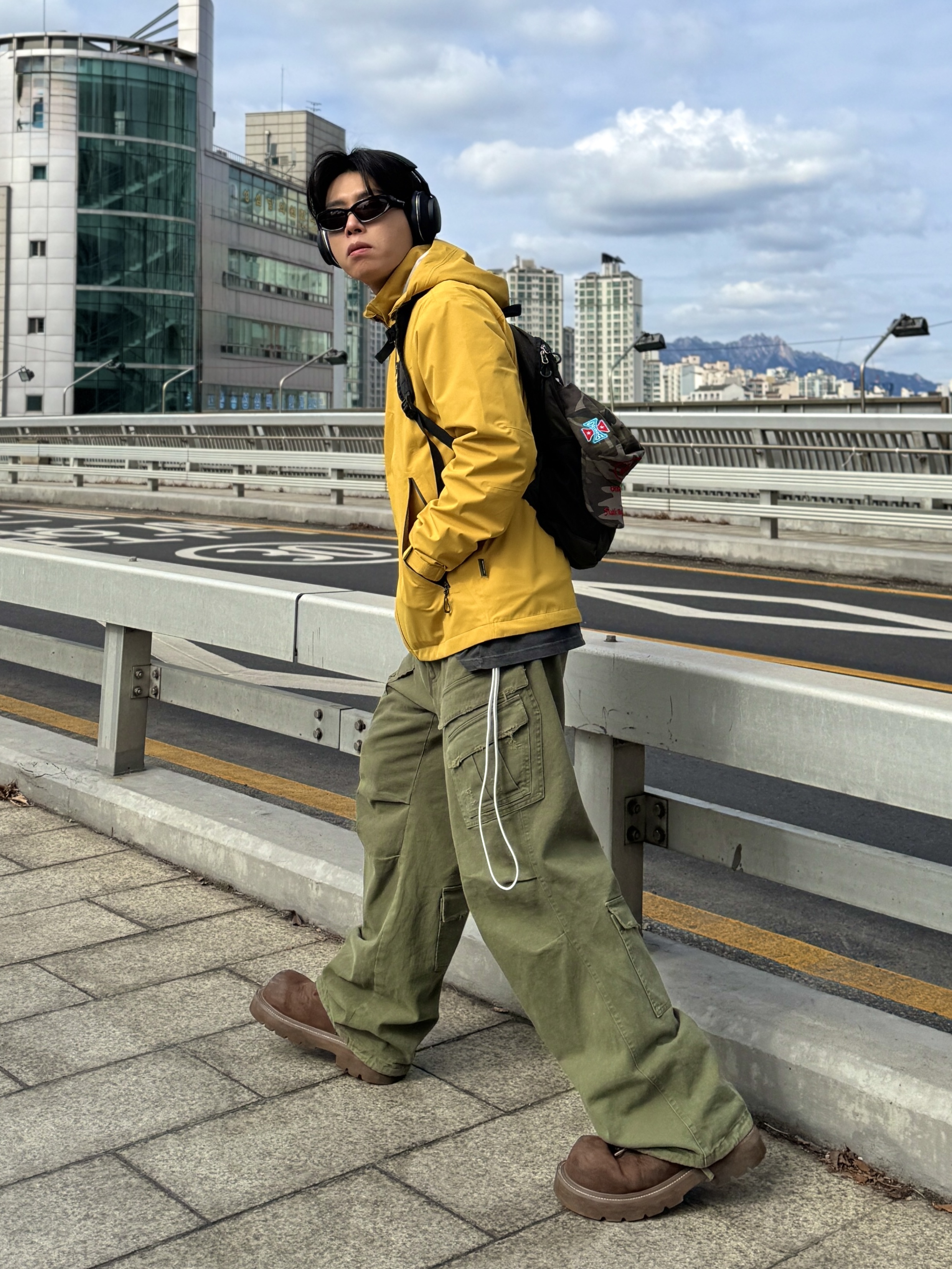 Balenciaga Swift Oval Sunglasses Black, Nonnod Double Pocket Cargo Pants Vintage Khaki 착용 스타일 - 7