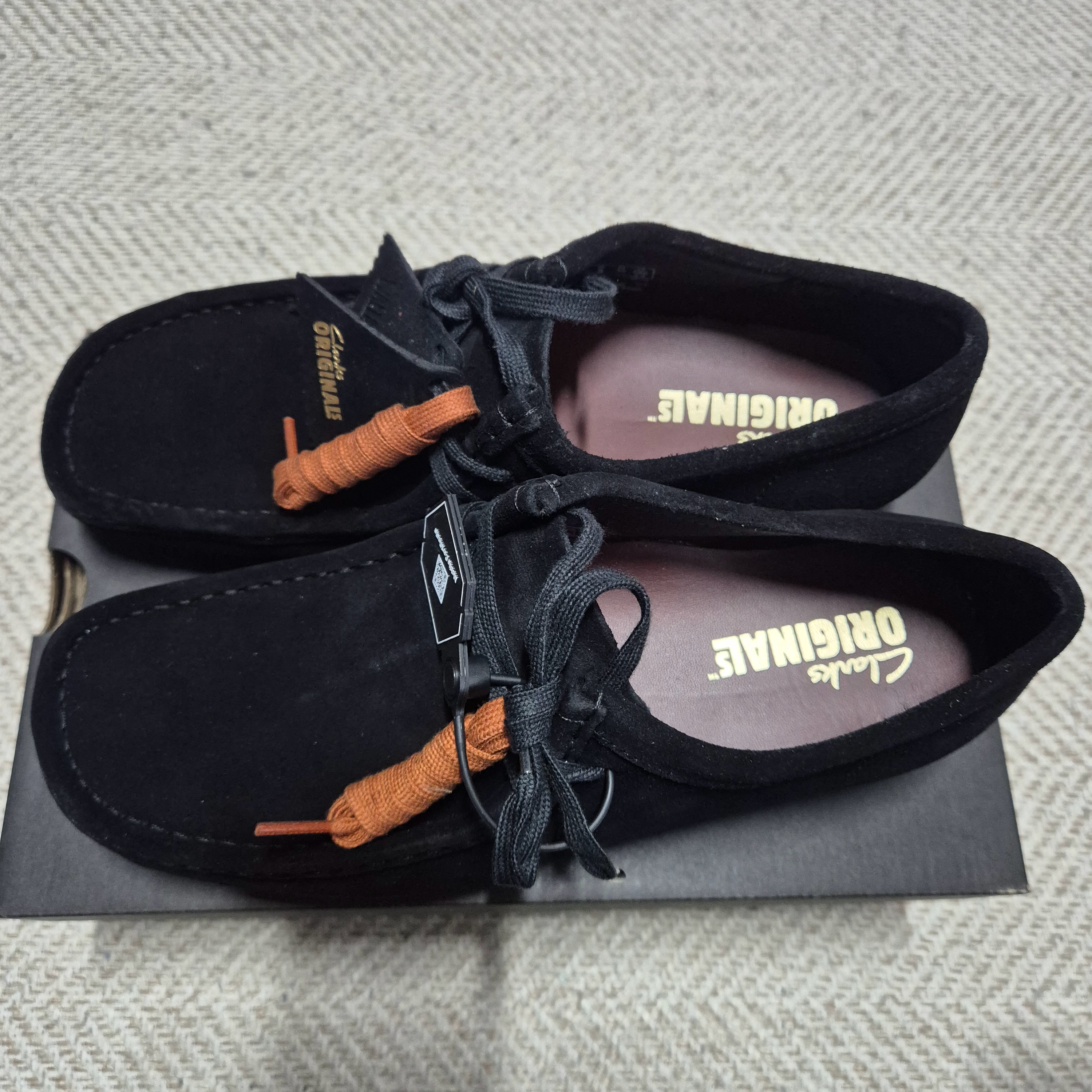 Clarks Wallabee Black Suede 착용 스타일