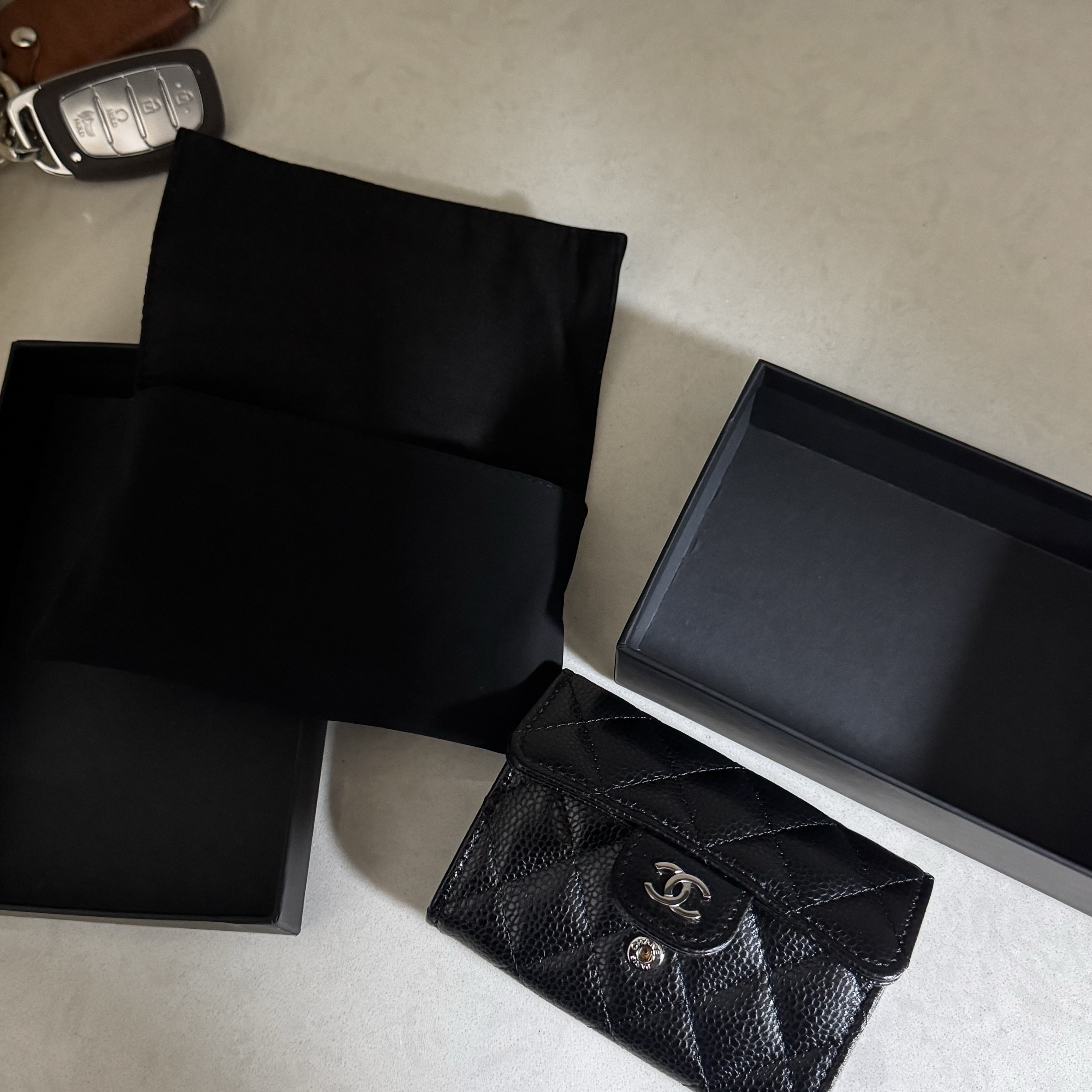 Chanel Classic Card Holder Grained Calfskin & Silver Black 착용 스타일