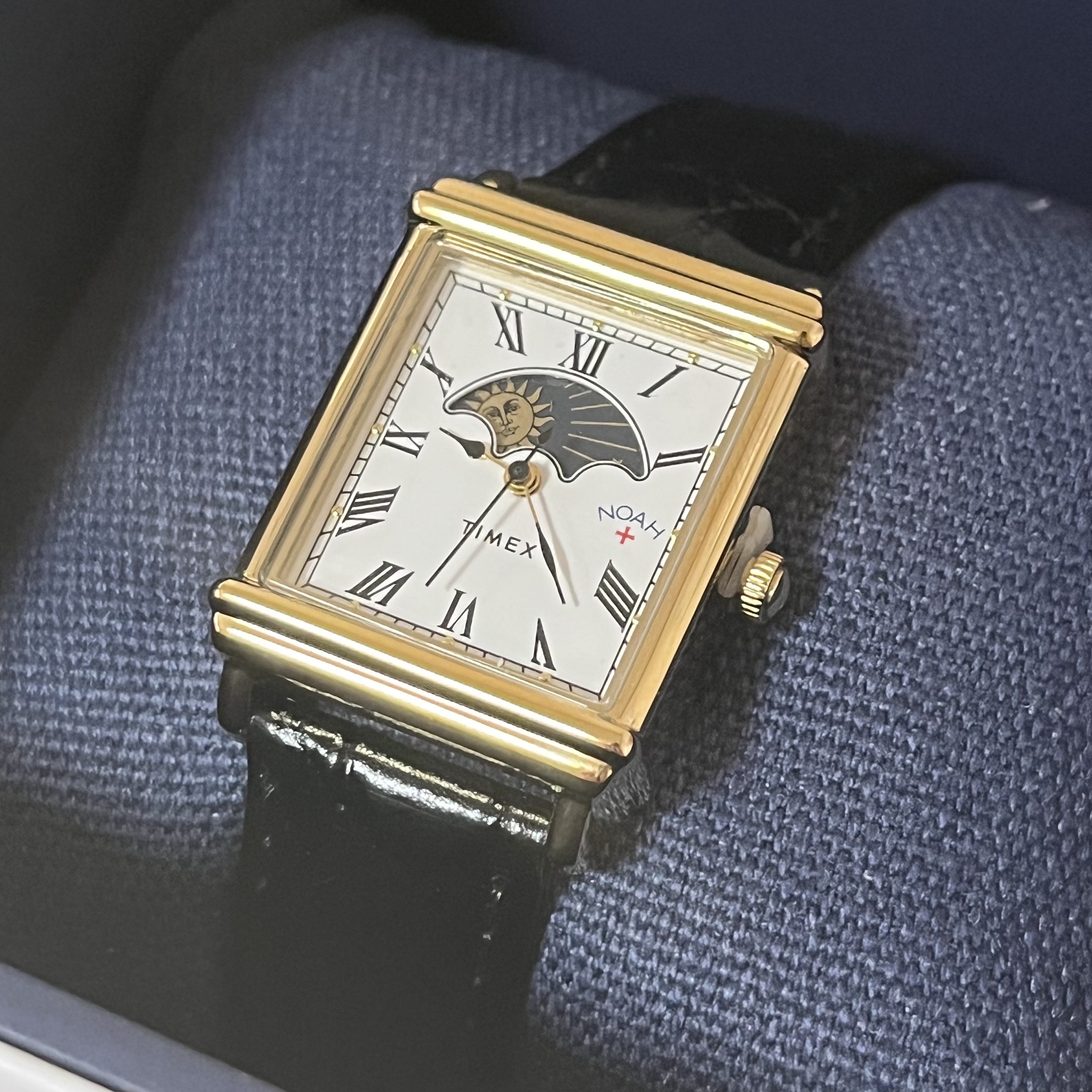 Timex x Noah Sun and Moon Watch Black Gold 착용 스타일