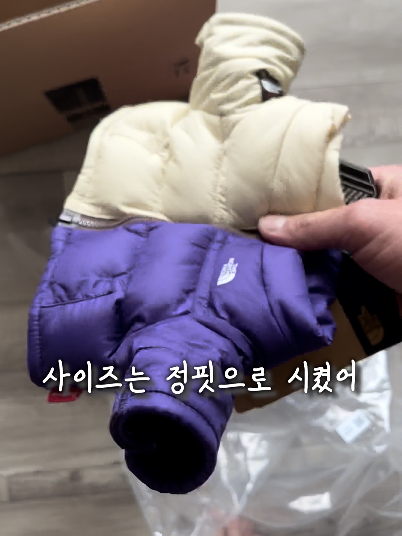 슈프림 트루 그리트 6KG 케틀벨 레드 - 22FW, 슈프림 아크 써멀 라인드 집업 후드 스웨트셔츠 레드 - 24FW 착용 스타일 - 5