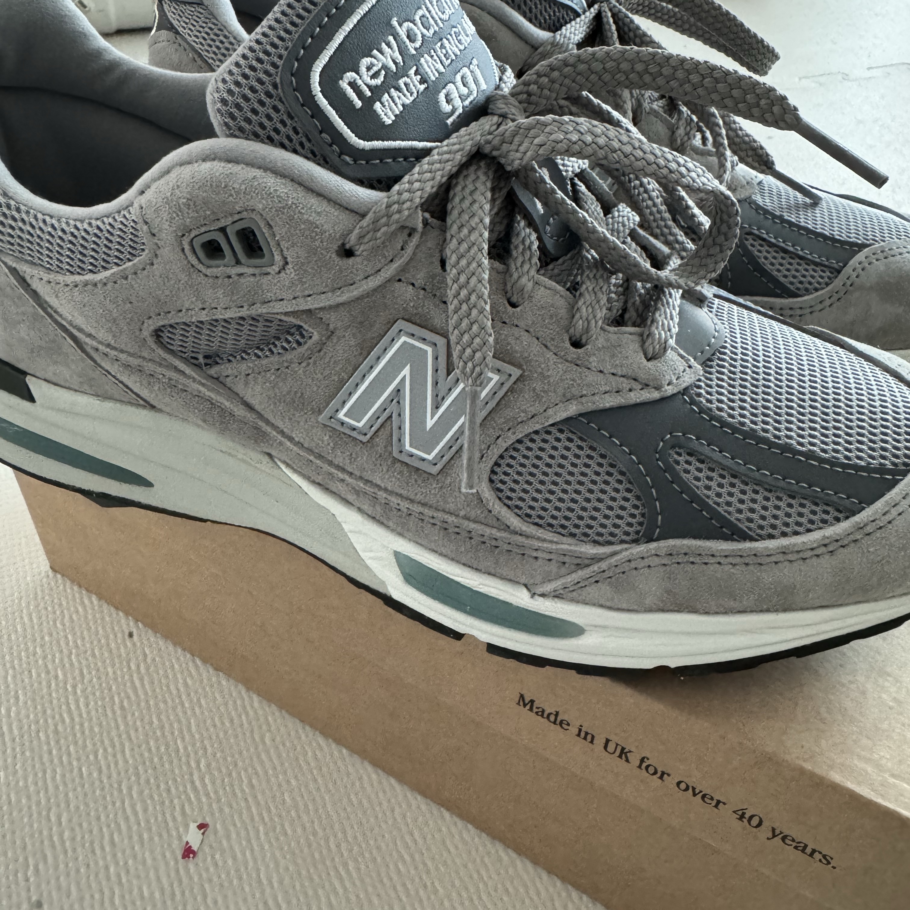 New Balance 991v2 Made in UK Rock Ridge Alloy Silver 착용 스타일