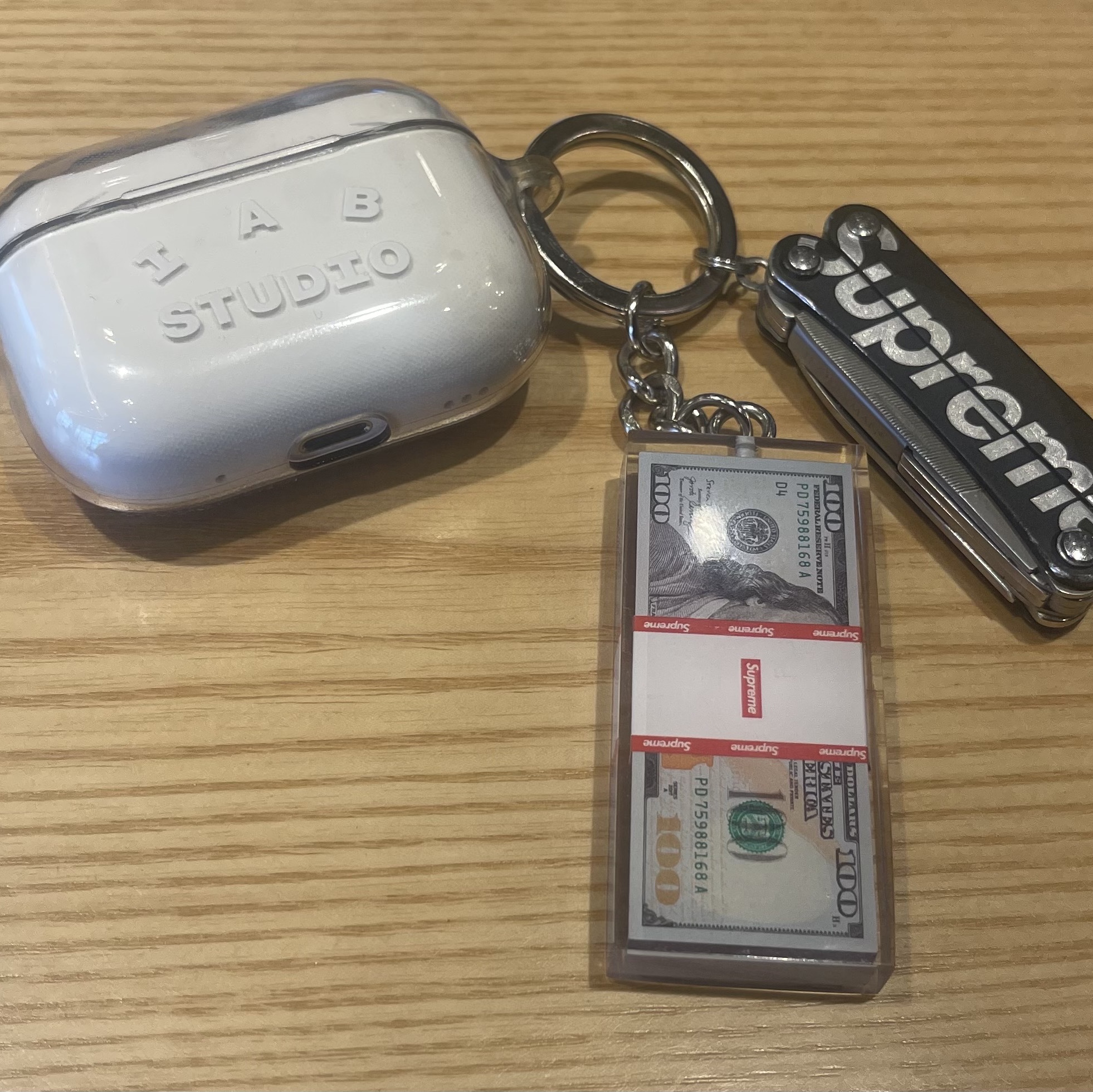 Supreme Cash Paperweight Keychain Multicolor - 24FW, Supreme x Leatherman Squirt PS4 Multitool Black - 21SS 착용 스타일