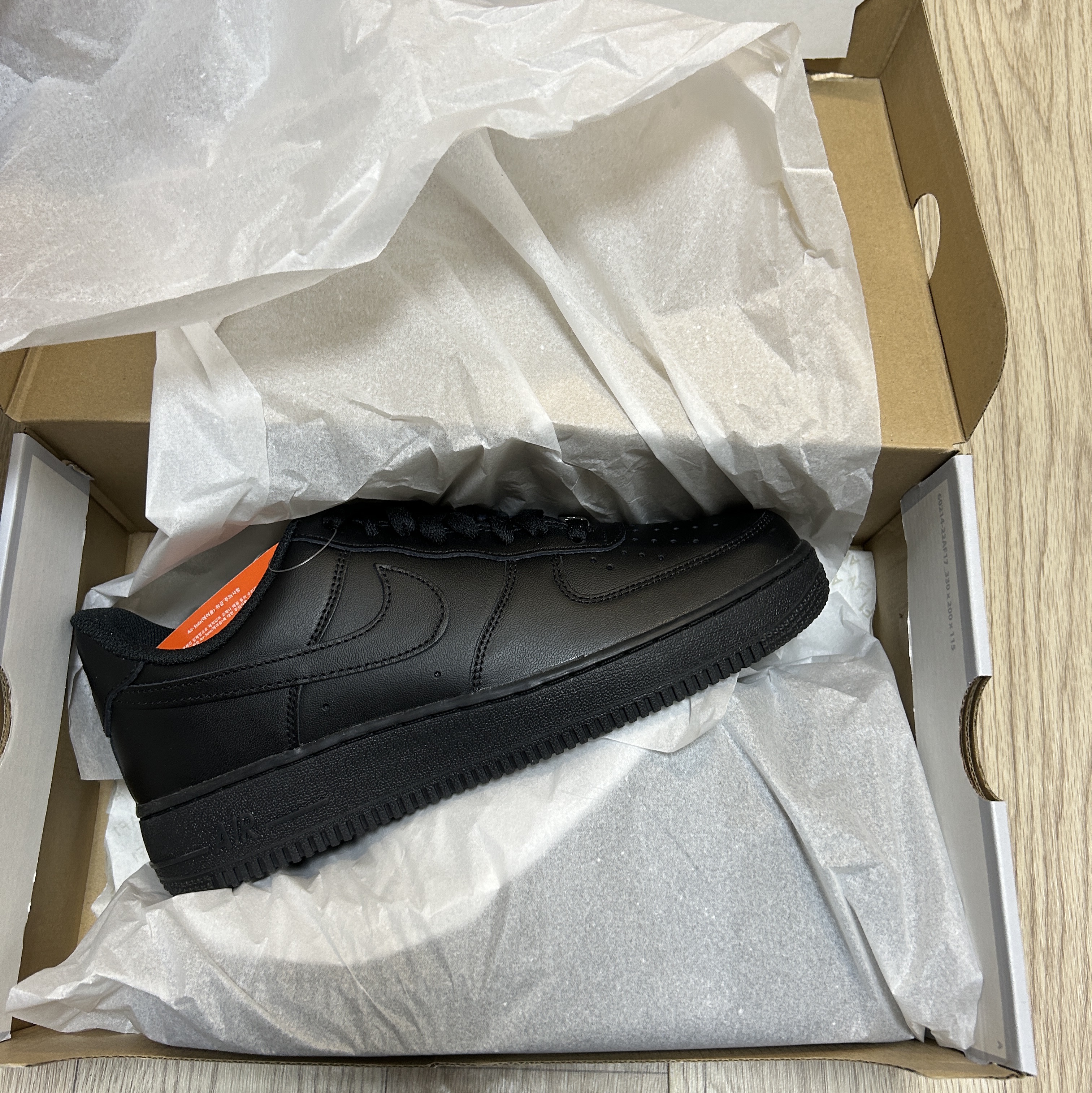 Nike Air Force 1 '07 Low Triple Black 착용 스타일 - 4