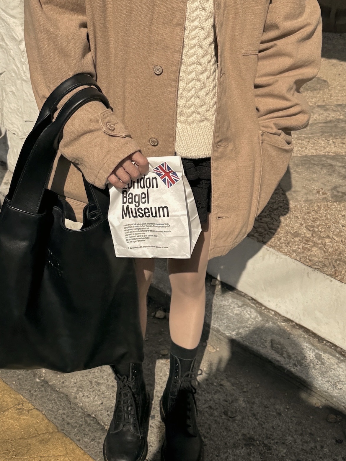 (W) Dr. Martens 1490 Virginia Black, Miu Miu Leather Hobo Bag Black 착용 스타일 - 3