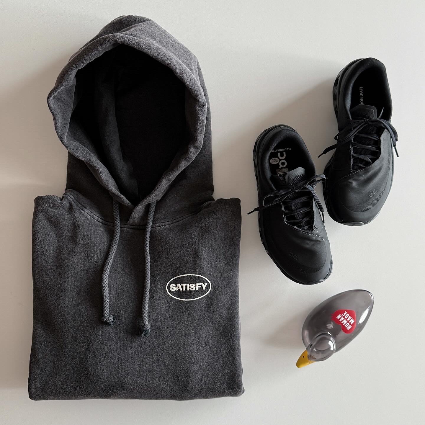 (W) On Running x Post Archive Faction (Paf) Cloudmonster 2 Black Magnet, Satisfy Softcell Hoodie Aged Black 착용 스타일 - 1