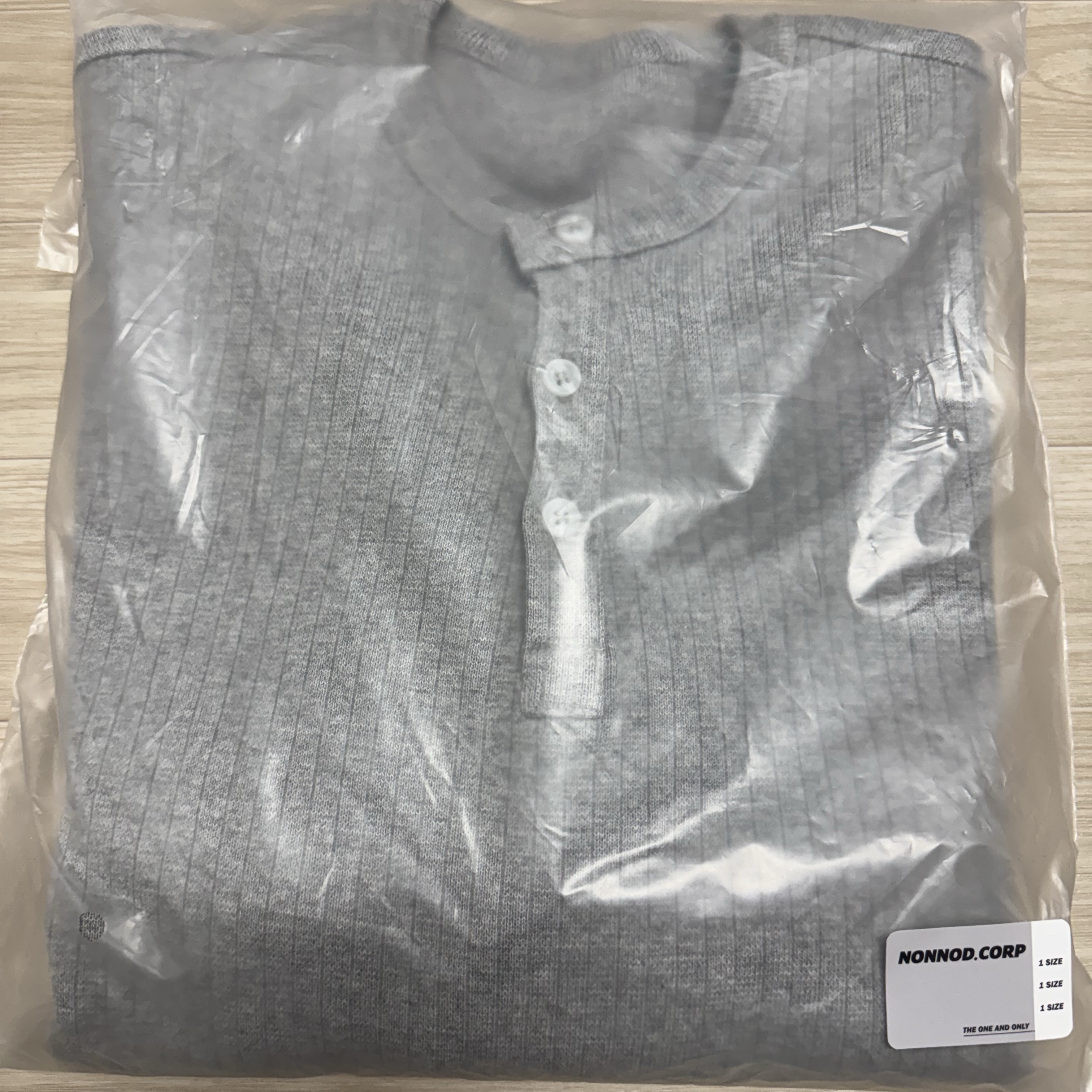 Nonnod Finger Hole Henry Neck T-Shirt Grey 착용 스타일