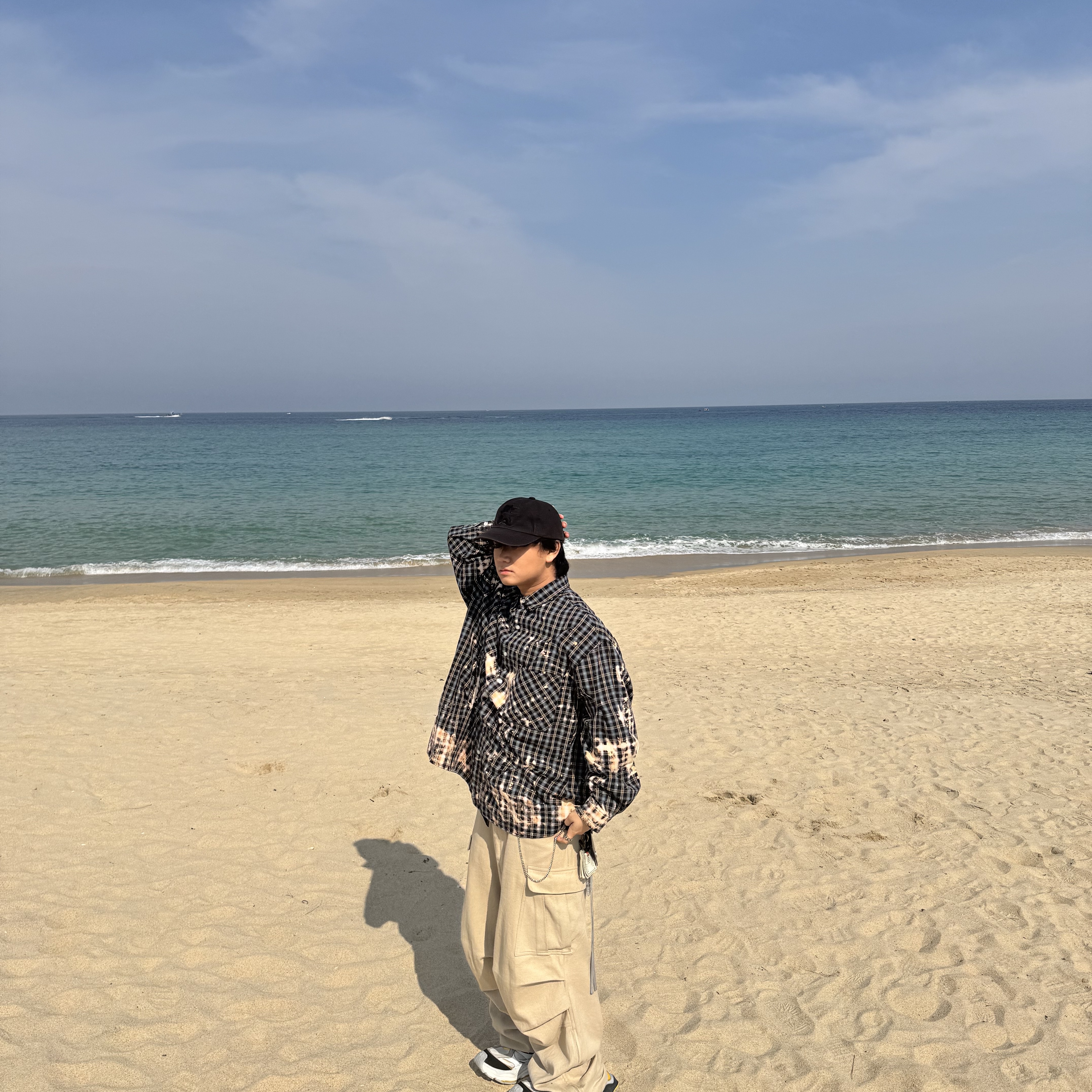Nonnod Side Zip Cargo Pants Beige, Nos Couleurs Bleached Bite Shirts Navy 착용 스타일 - 4
