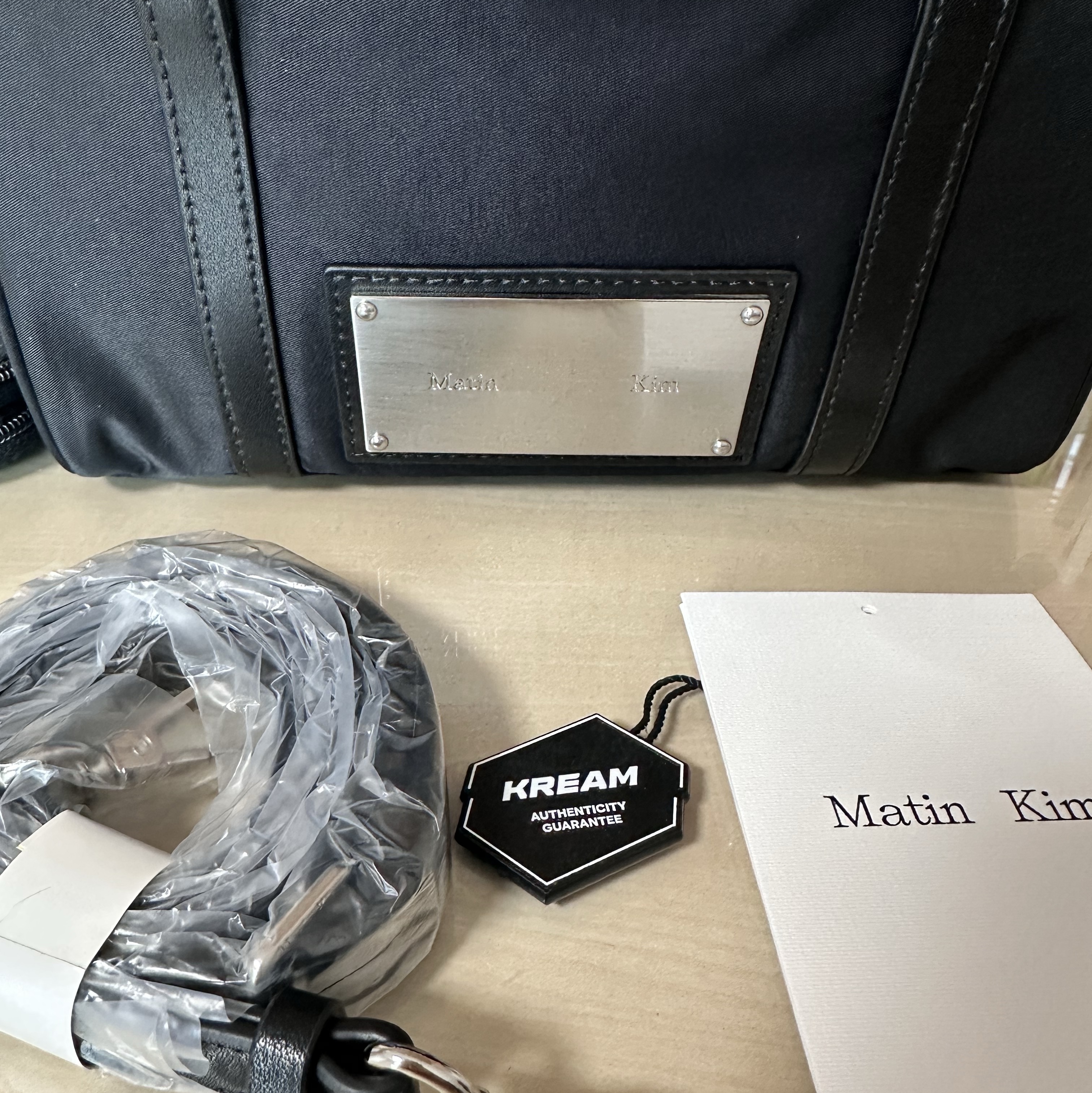 Matin Kim Baby Sporty Tote Bag Black 착용 스타일