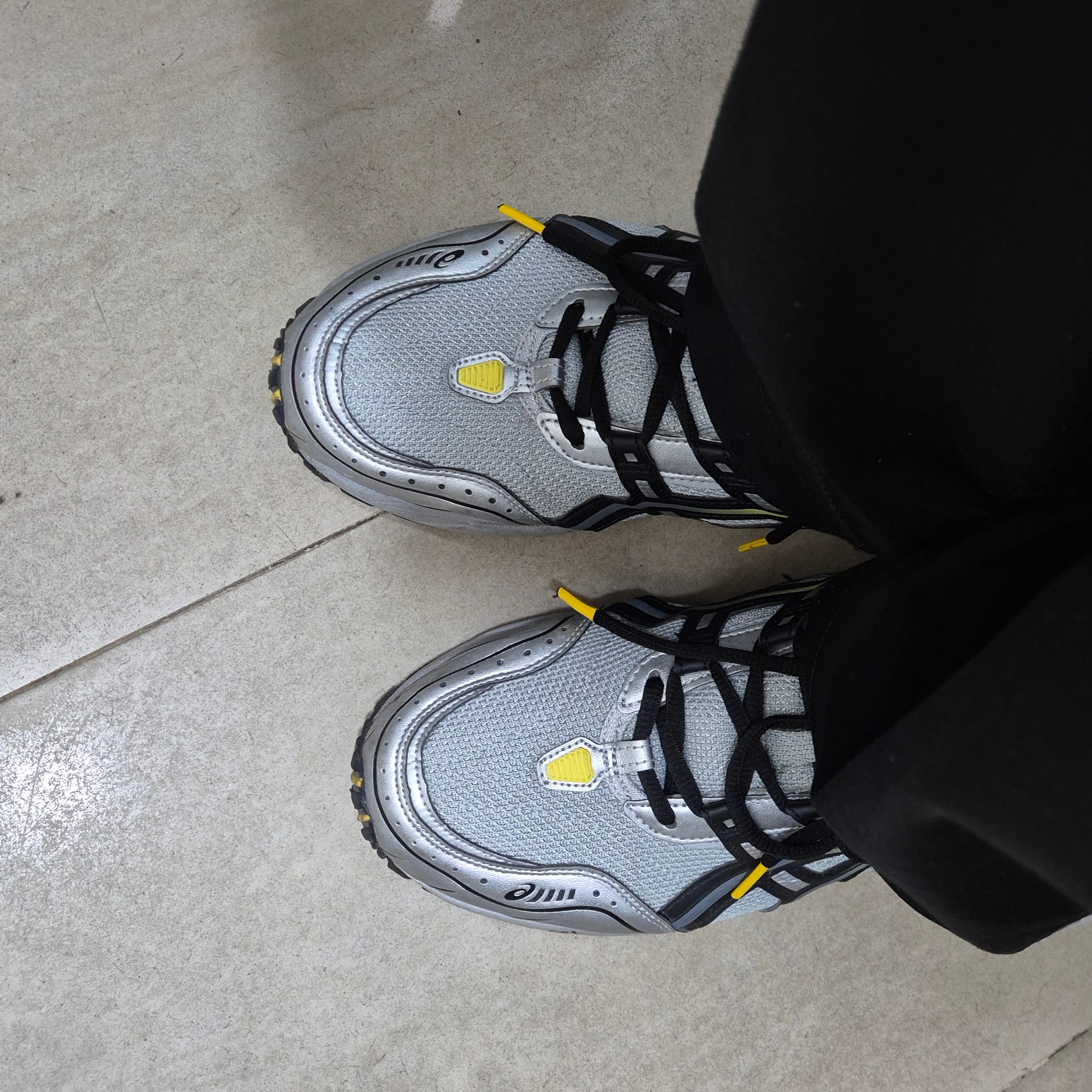 Asics Gel-1090 Mid Grey Black 착용 스타일