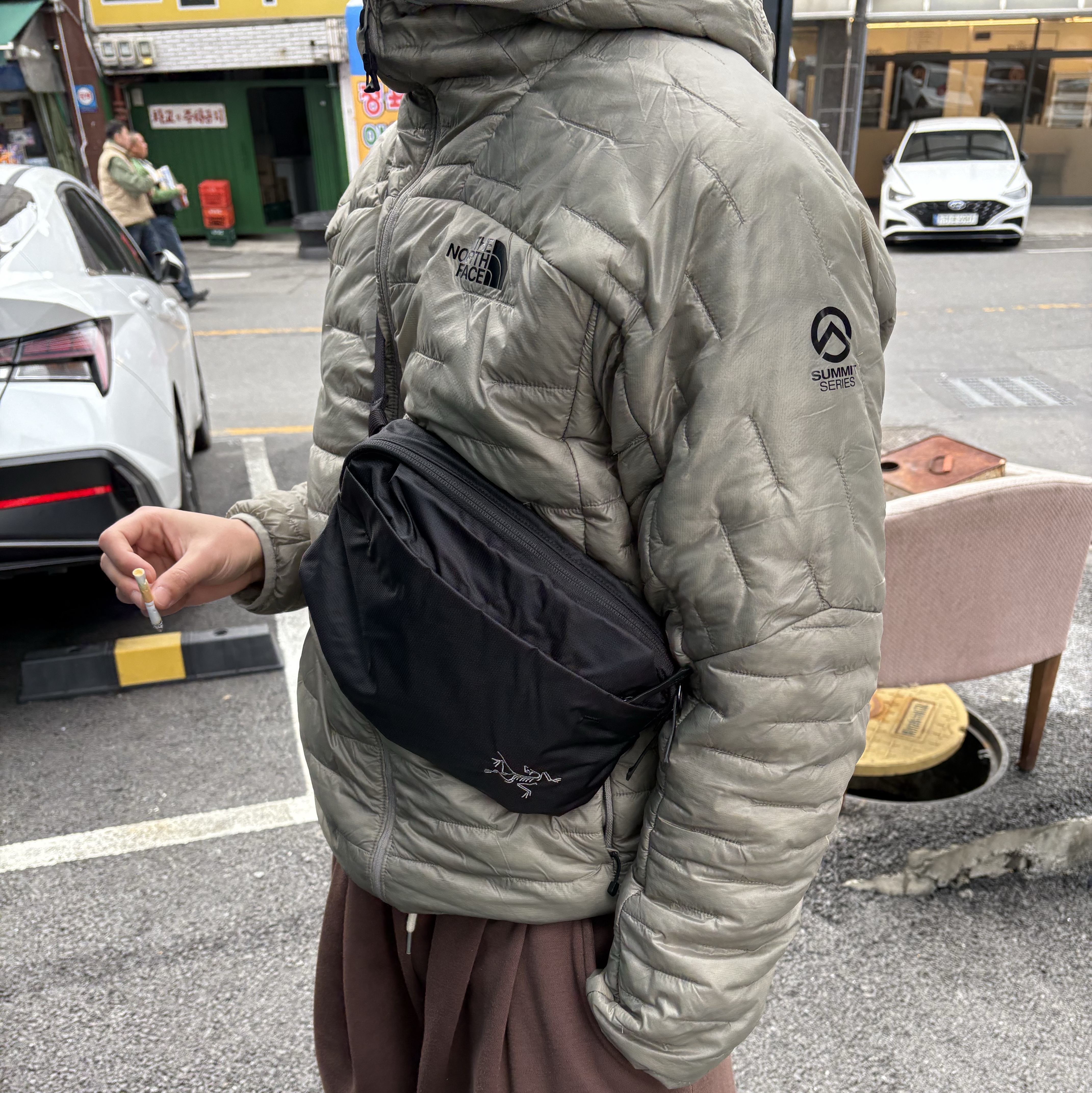 Arc'teryx Heliad 6 Crossbody Bag Black 착용 스타일