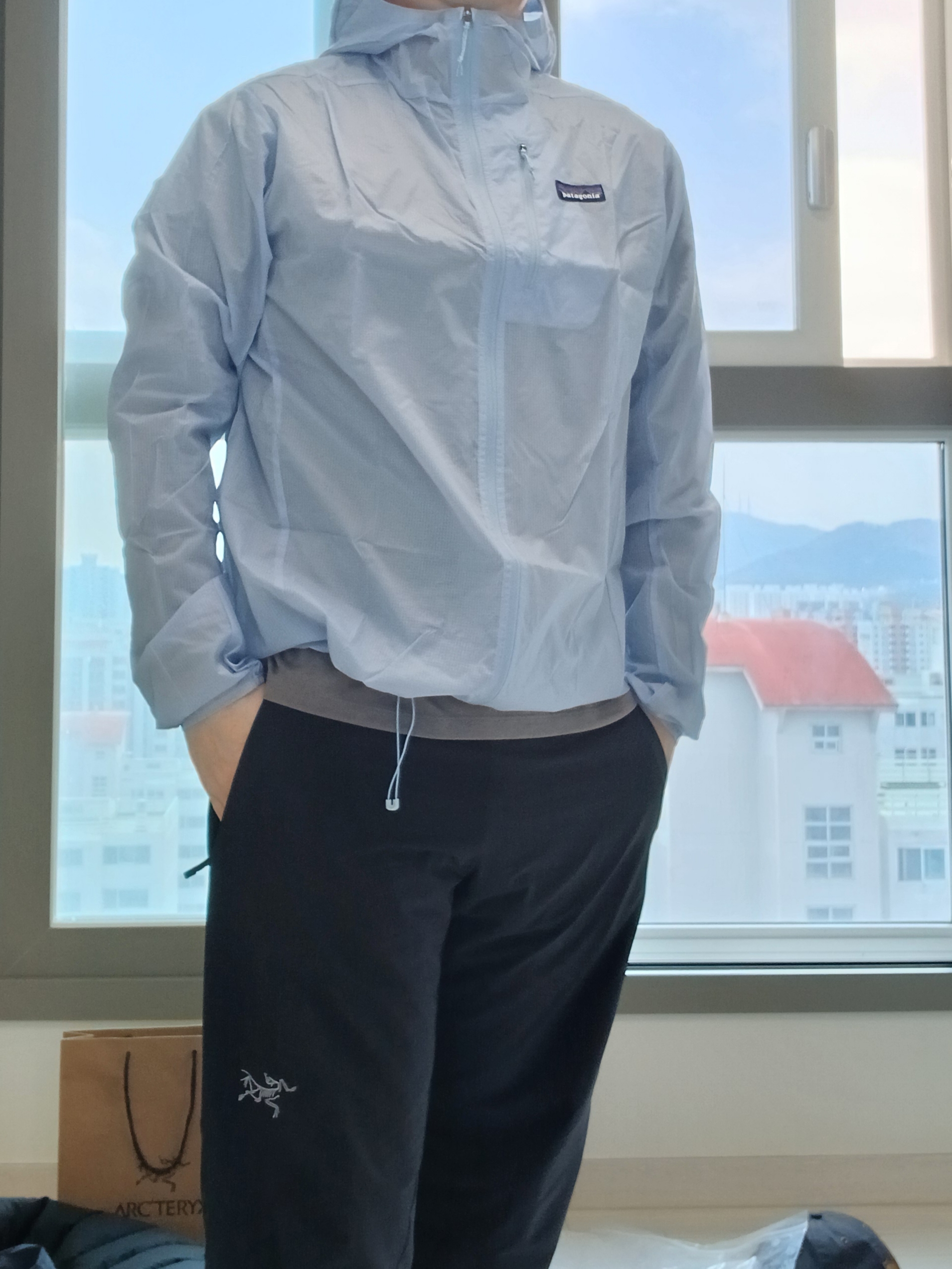 Patagonia Houdini Jacket Black/Black 착용 스타일 - 1