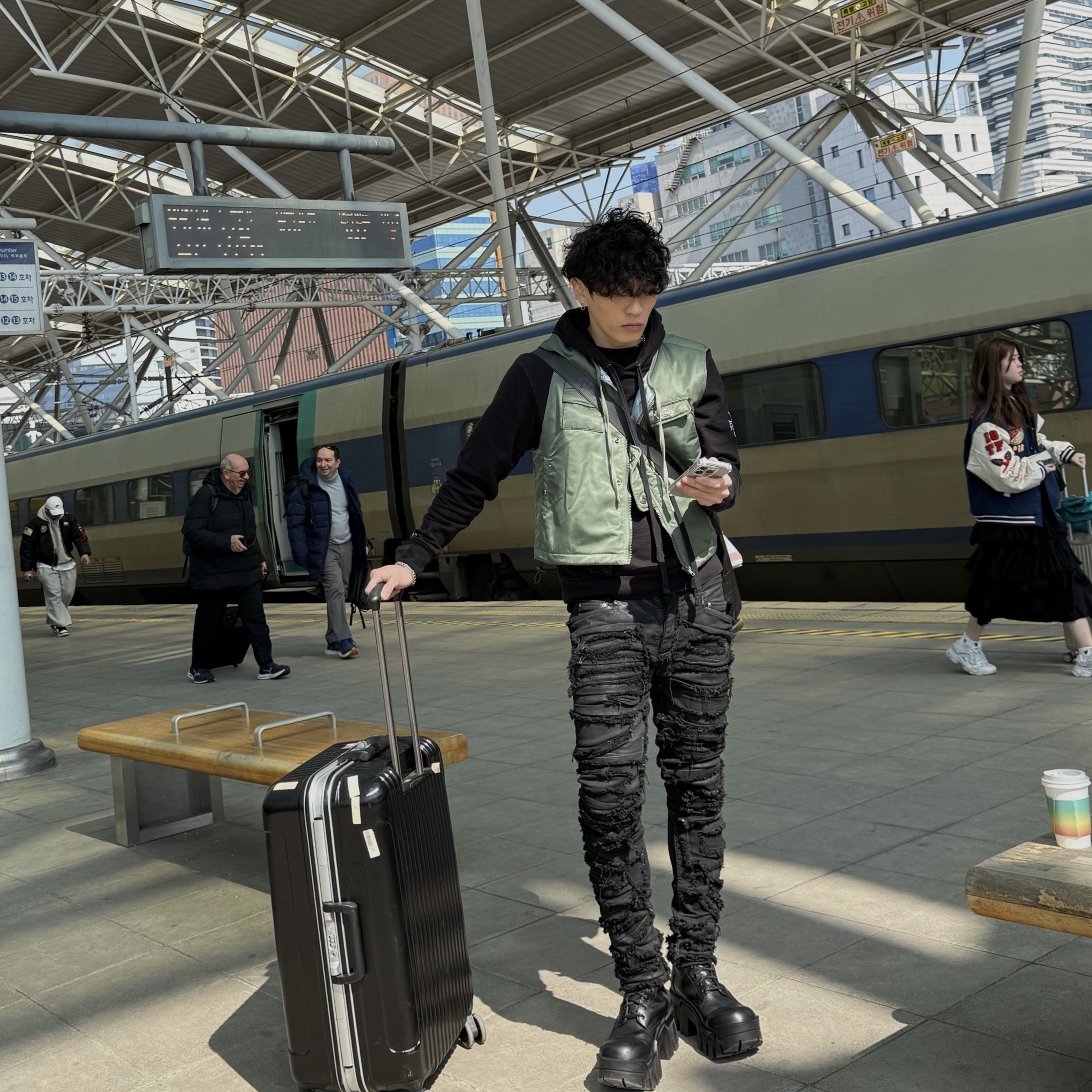 Balenciaga Bulldozer Lace-Up Boot Black, Balenciaga Monaco Small East-West Hobo Bag Black 착용 스타일 - 2
