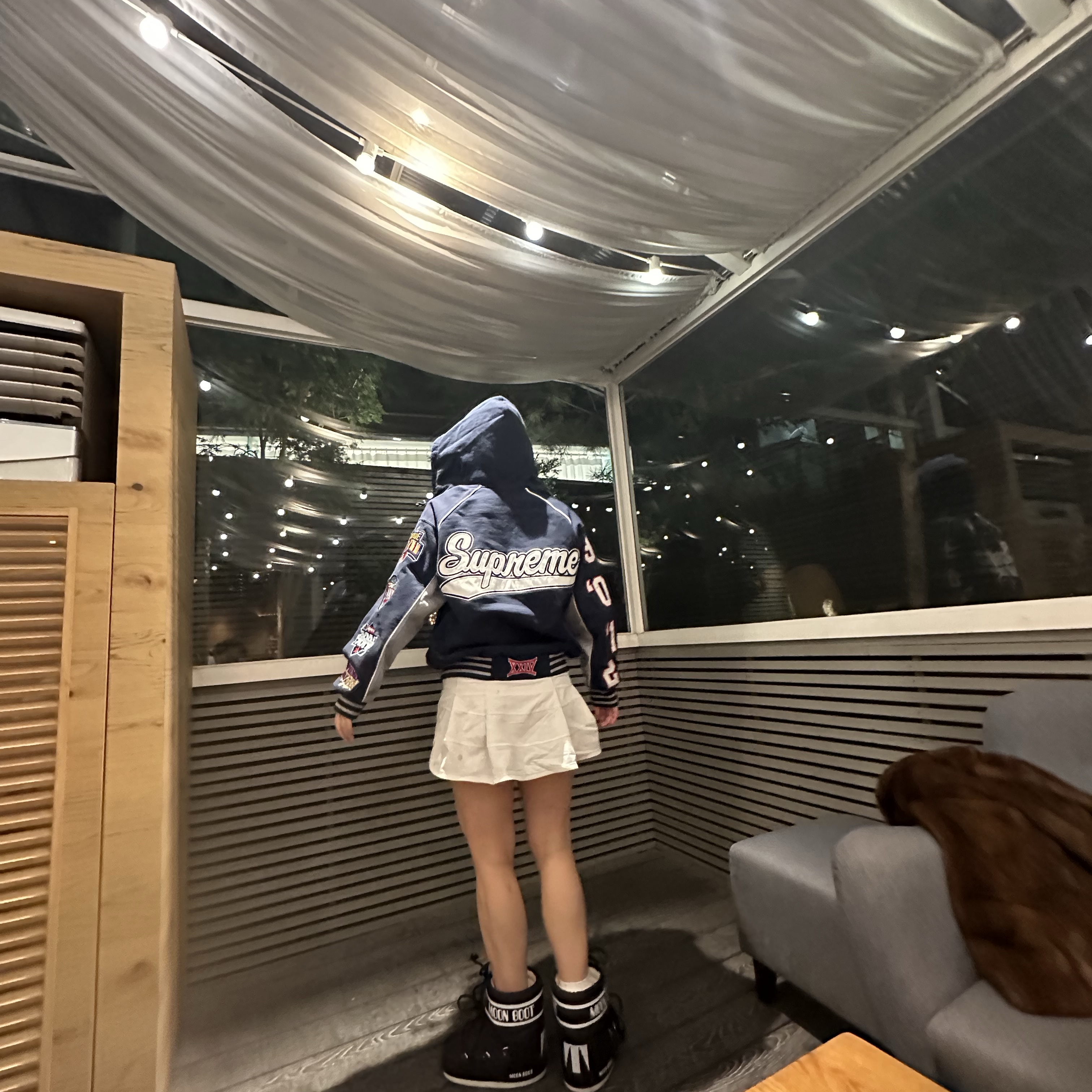슈프림 플레이오프 집업 후드 스웨트셔츠 네이비 - 25SS, (W) 문부츠 아이콘 로우 나일론 부츠 블랙 화이트 착용 스타일 - 2