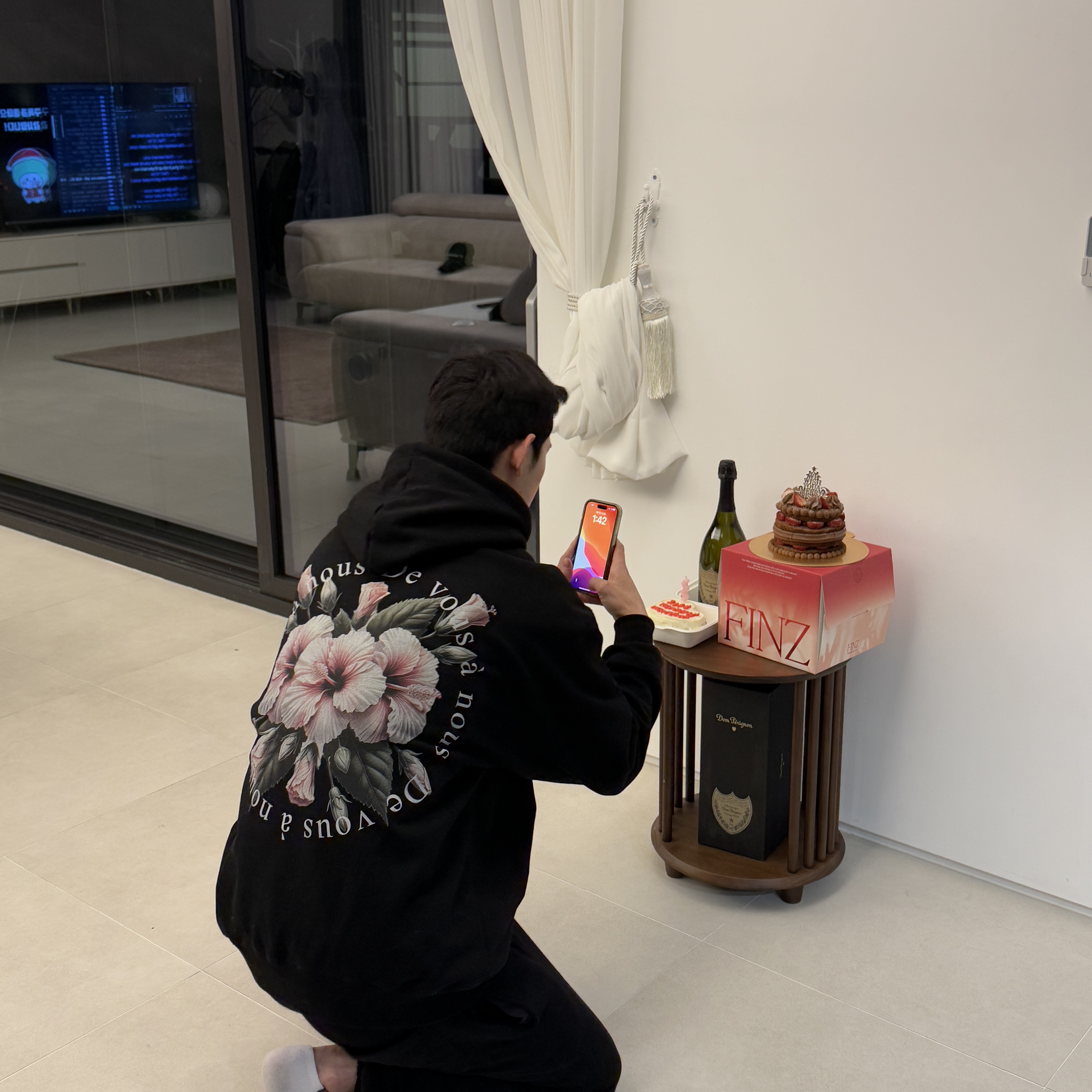 DVAN x KPFA Hibiscus Harmony Bloom Hoodie Black 착용 스타일