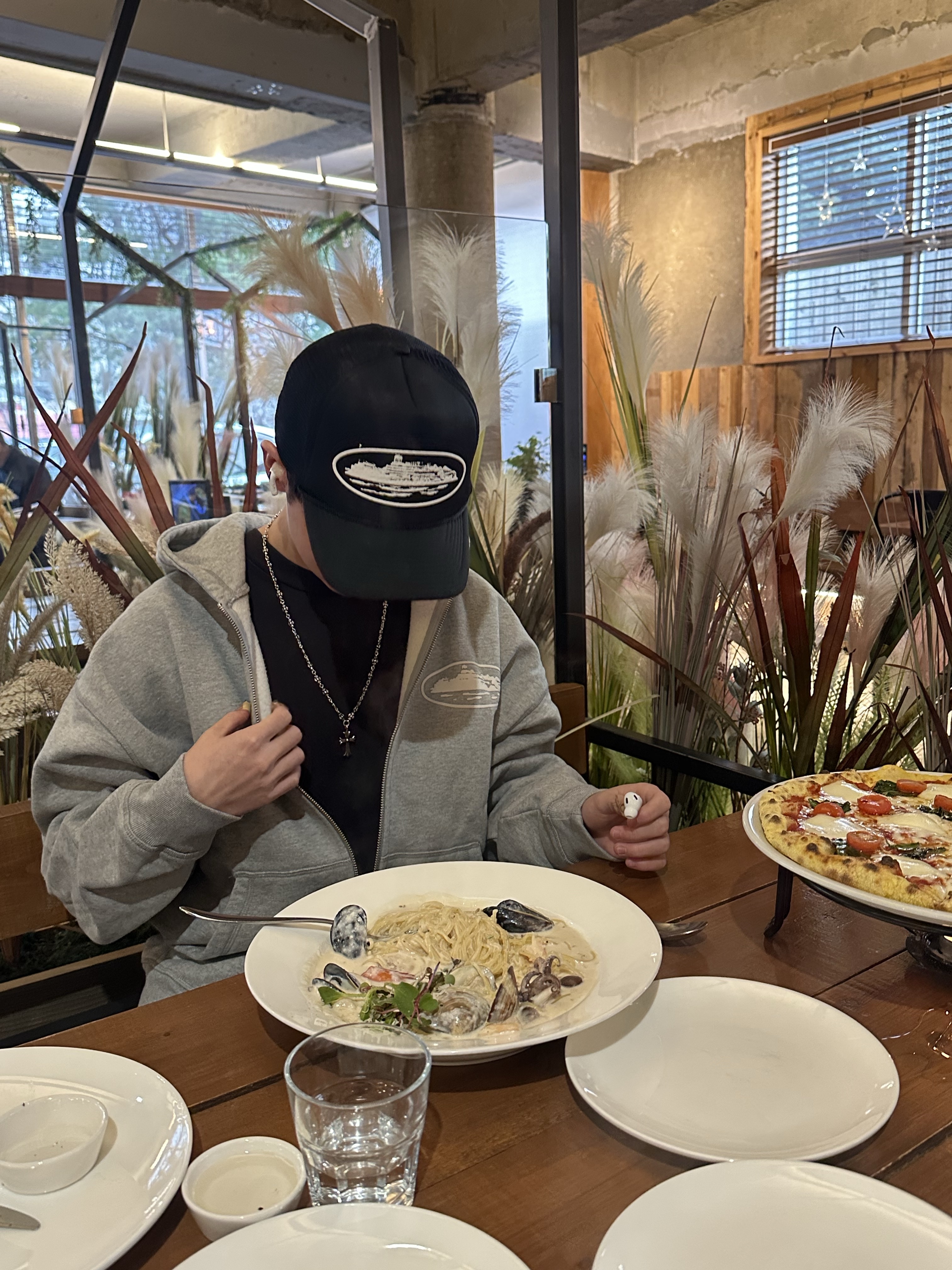 Corteiz Island Puff Print Zip Hoodie Heather Grey, Corteiz OG Alcatraz Puff Print Trucker 21 Black 착용 스타일 - 1