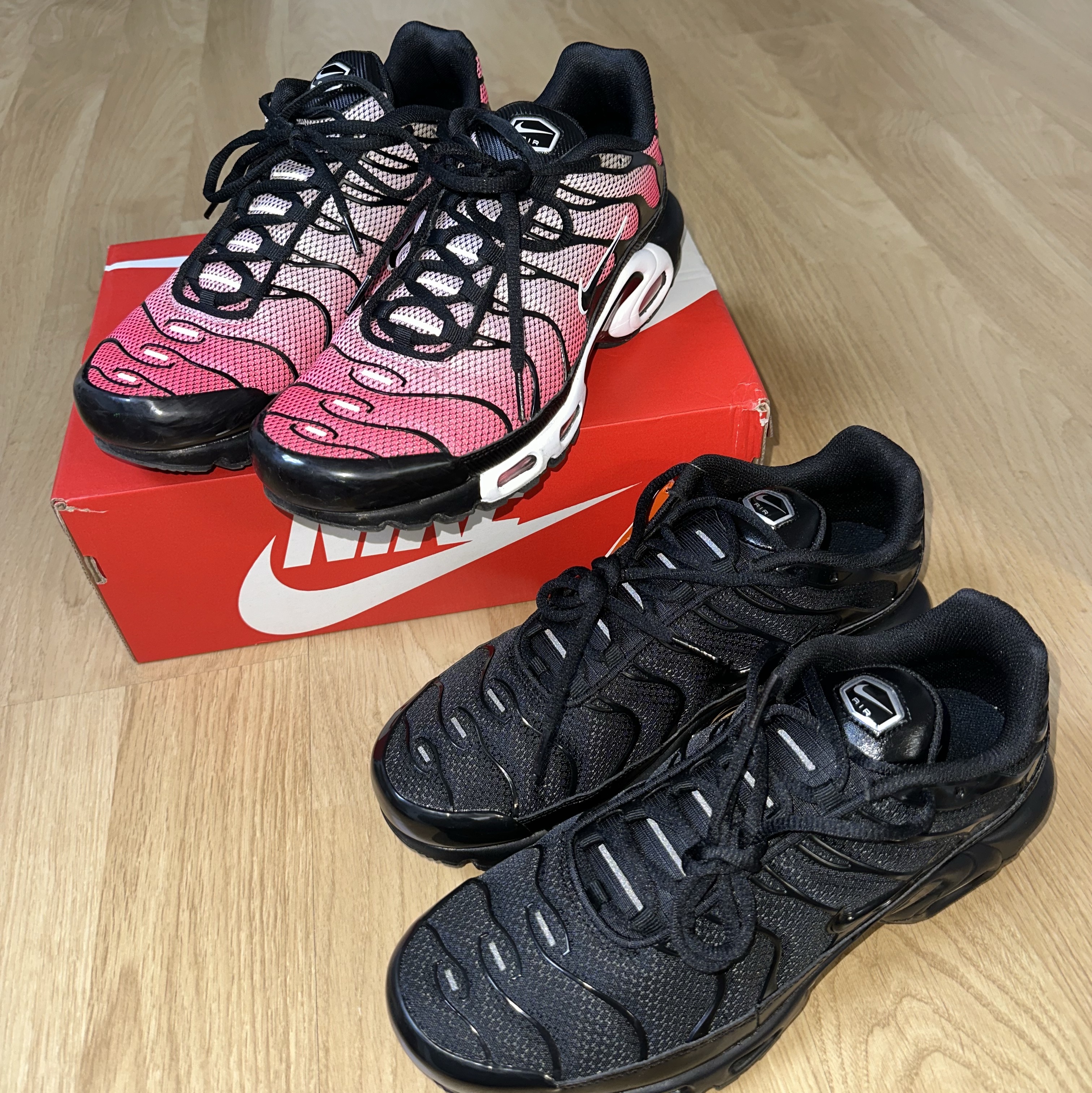 Nike Air Max Plus Triple Black, Nike Air Max Plus Sunset Pulse 착용 스타일 - 1
