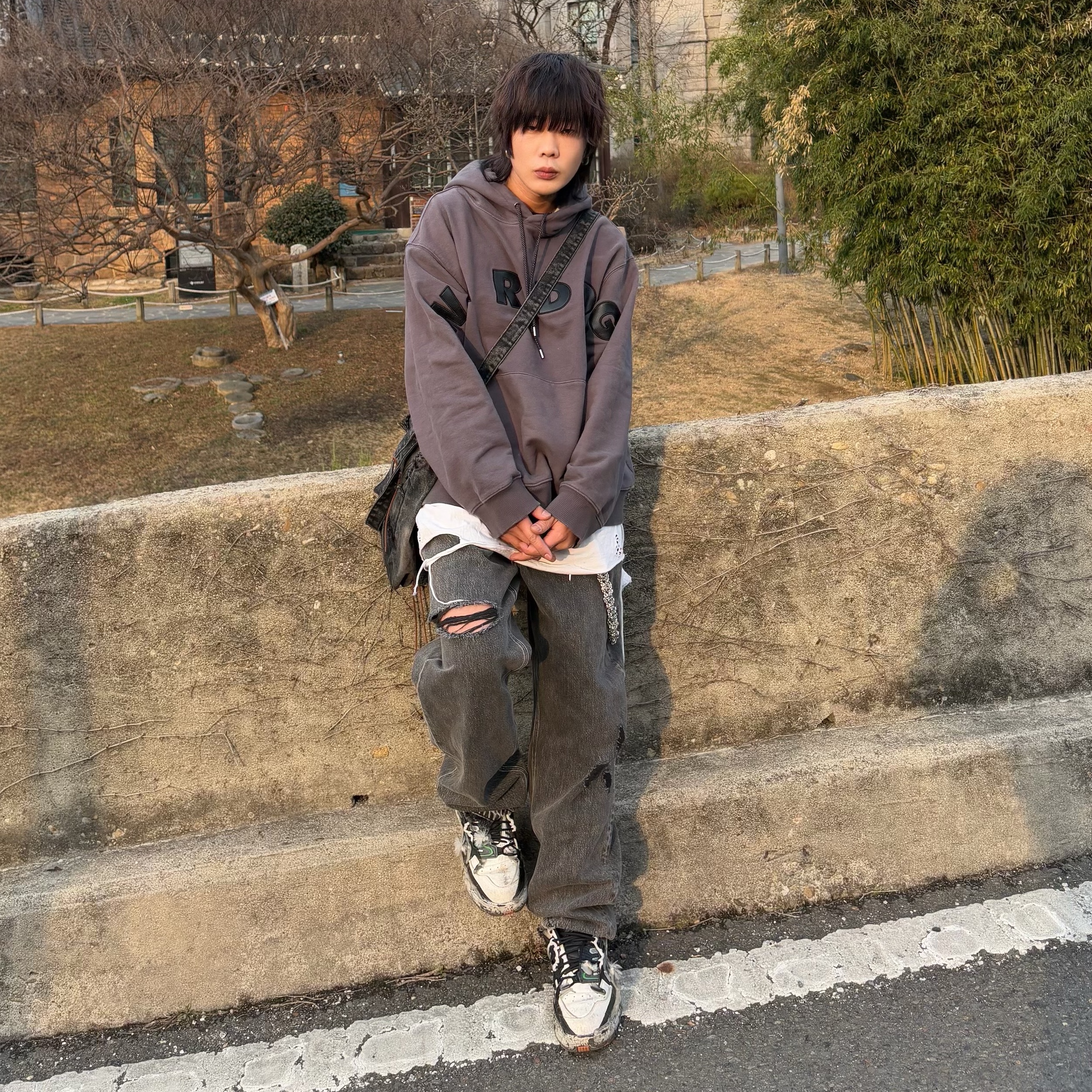 Maison Margiela Fusion Low Top Sneakers Black White Red 착용 스타일 - 1