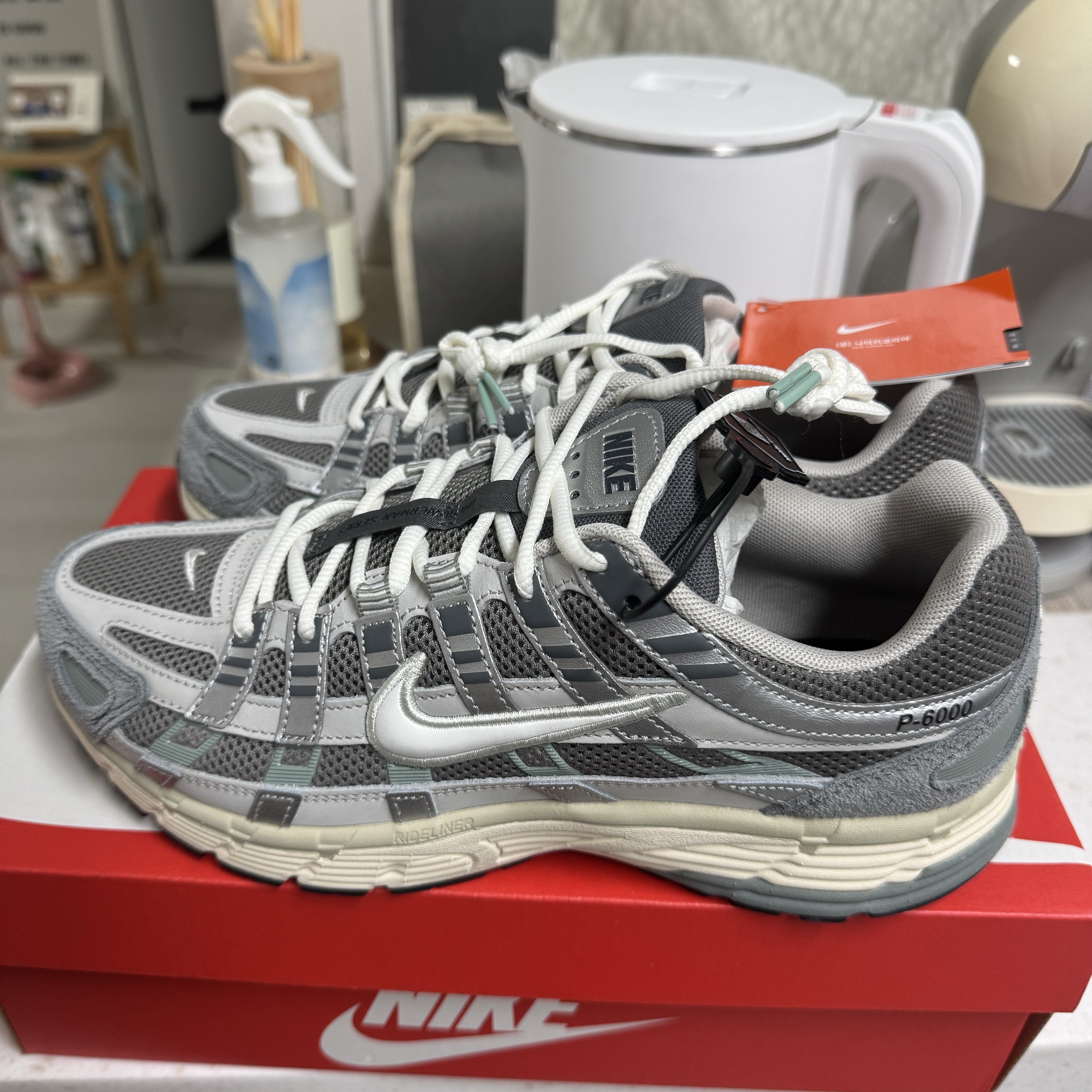 Nike P-6000 Flat Pewter Light Iron Ore 착용 스타일