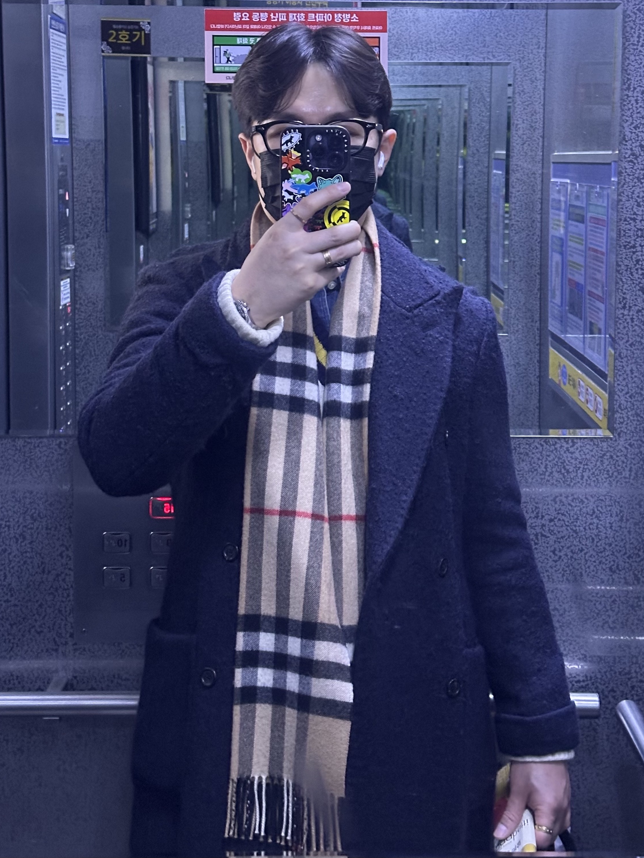 Burberry Classic Check Cashmere Muffler Archive Beige, Rolex GMT-Master II 40mm 126710GRNR Black Oyster 착용 스타일