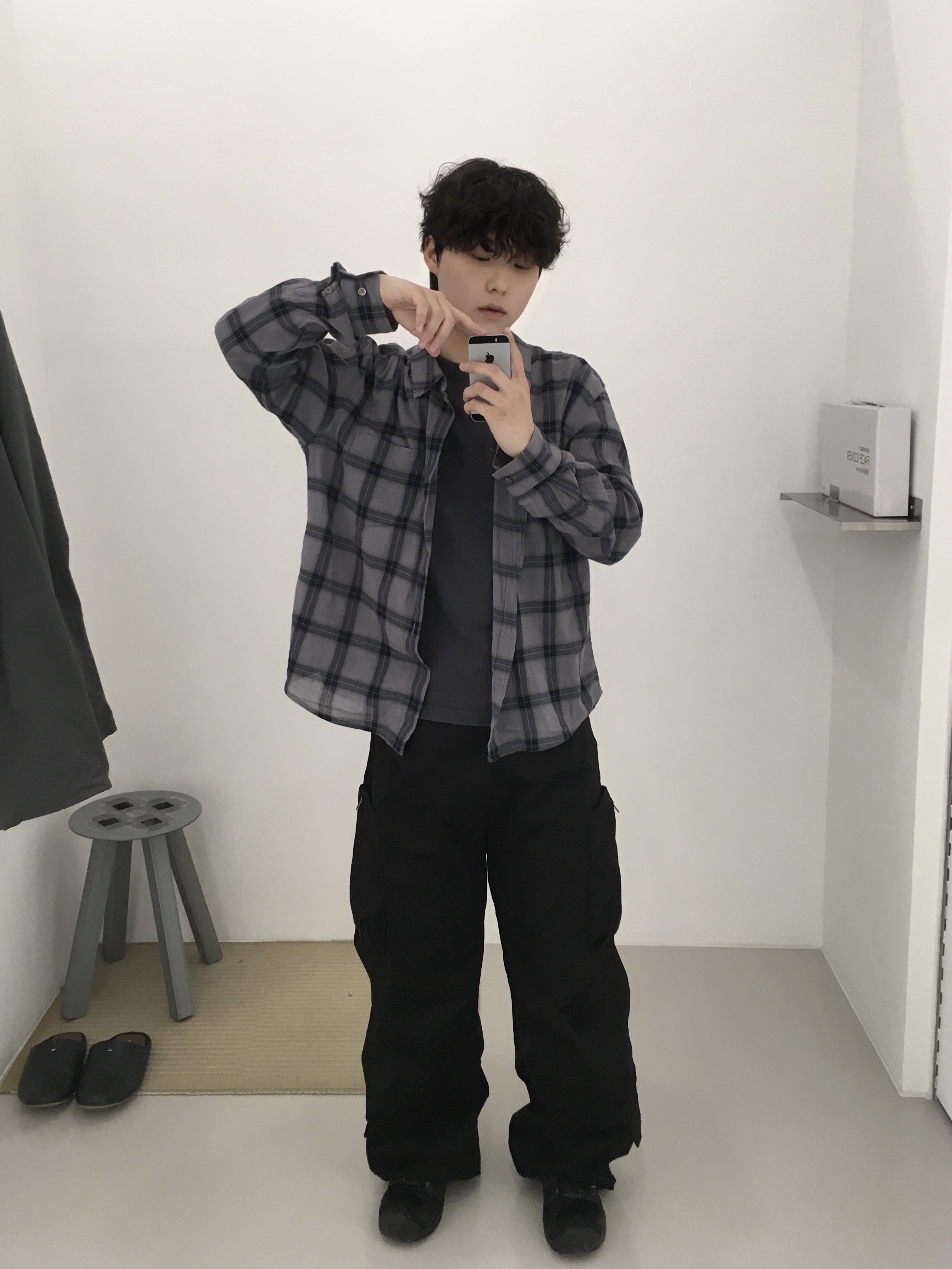 해칭룸 클래식 셔츠 오버 다이드 체크 블루 그레이, 해칭룸 지퍼 카고 워크 팬츠 블랙 착용 스타일 - 1