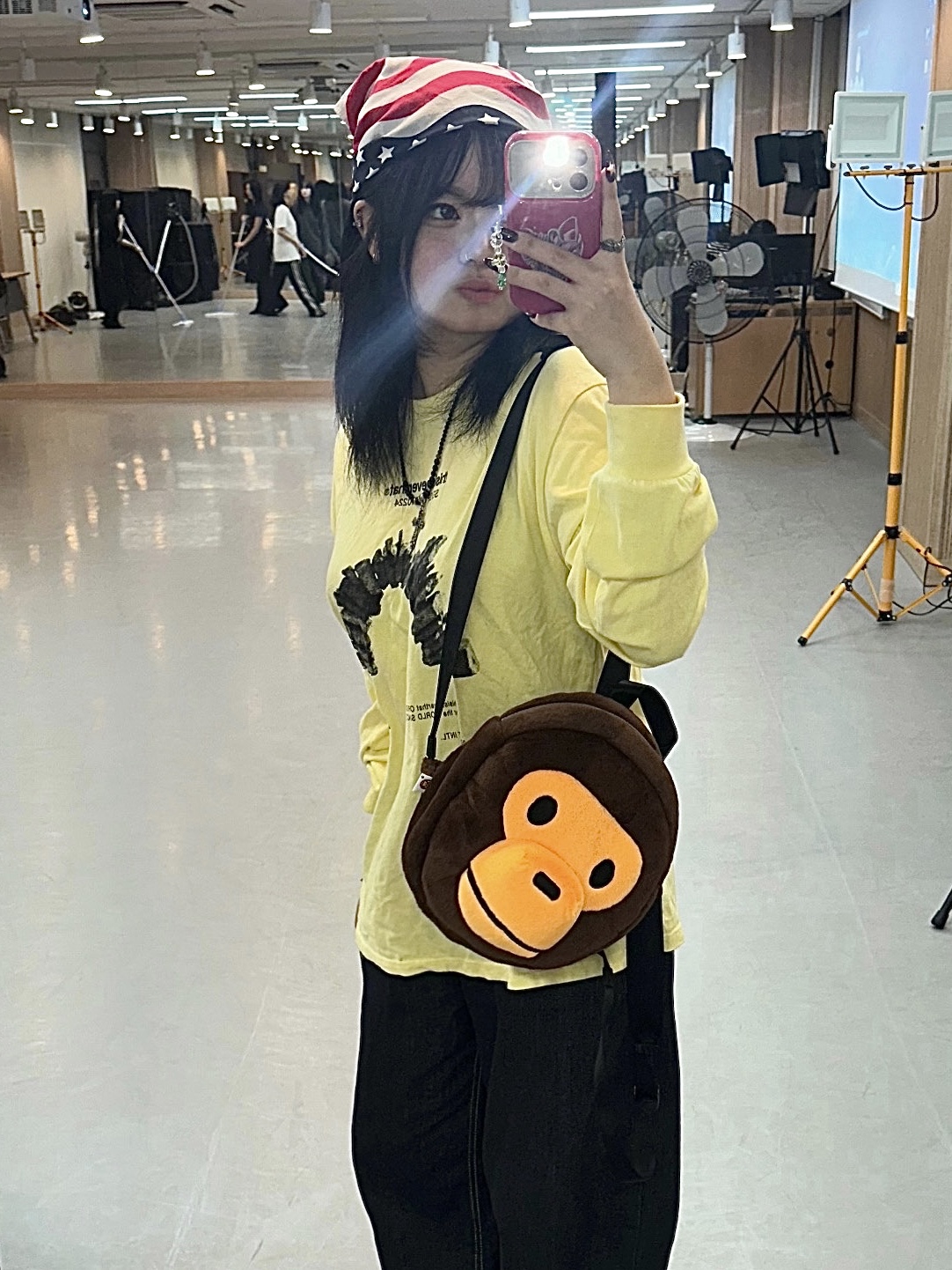 BAPE Baby Milo Plush Backpack Brown, BAPE Baby Milo Metal Keychain Brown 착용 스타일 - 1