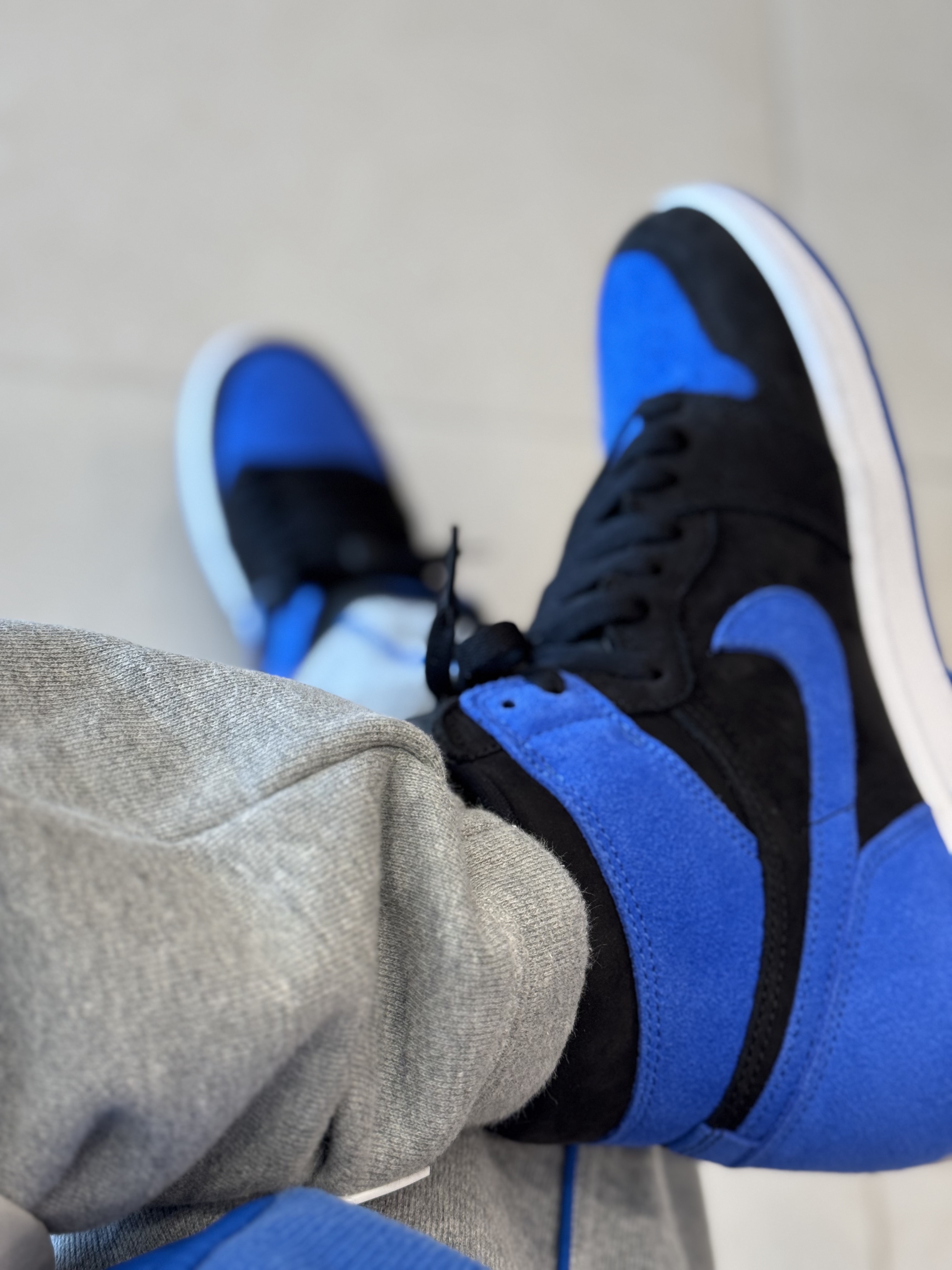 Jordan 1 Retro High OG Royal Reimagined, Converse x Ader Error Shapes Pants Vintage Grey Heather 착용 스타일 - 1