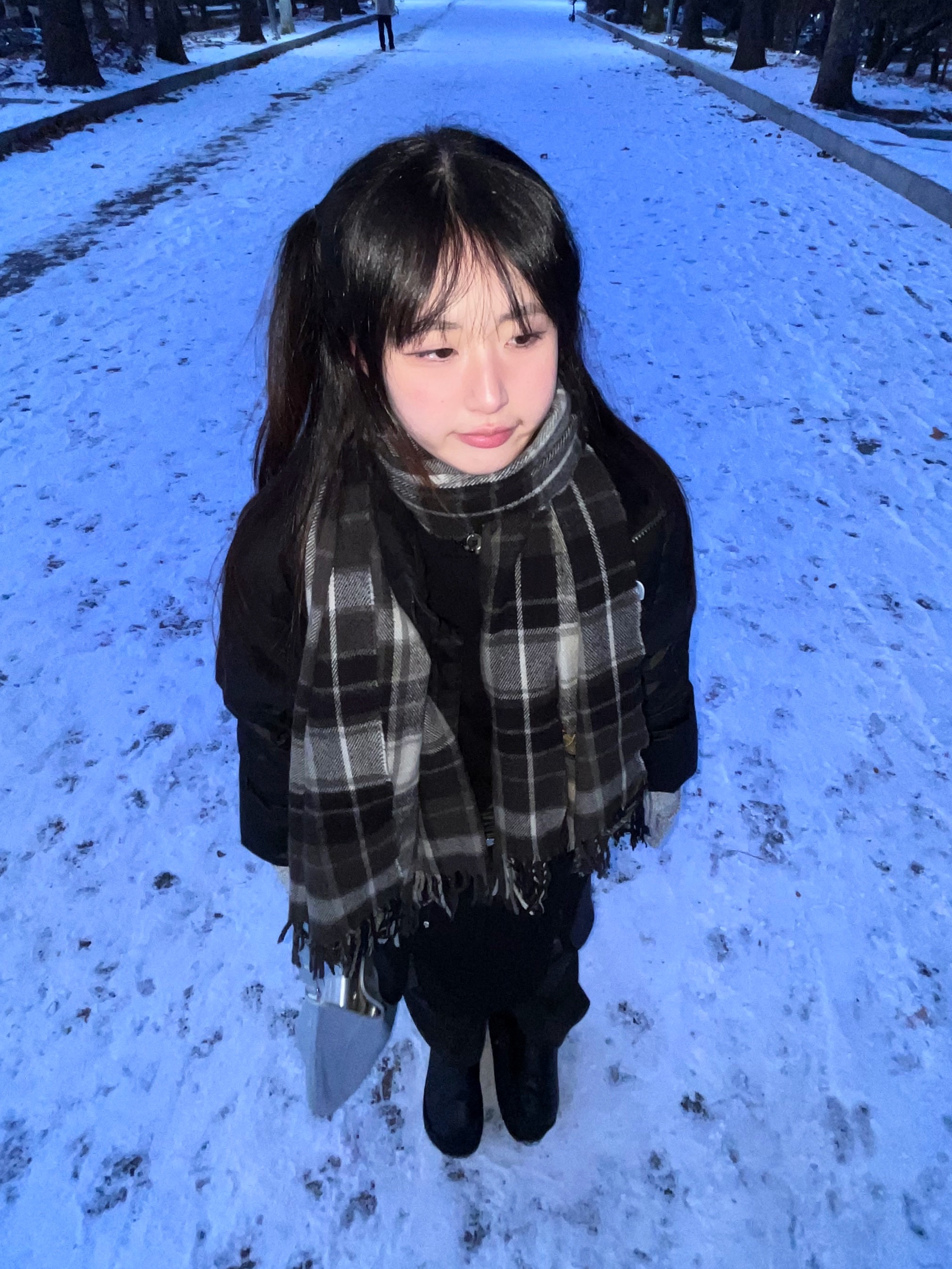 (W) 노스페이스 화이트 라벨 노벨티 눕시 다운 자켓 블랙, 오호스 스트랩 토 스니커즈 블랙 착용 스타일 - 5
