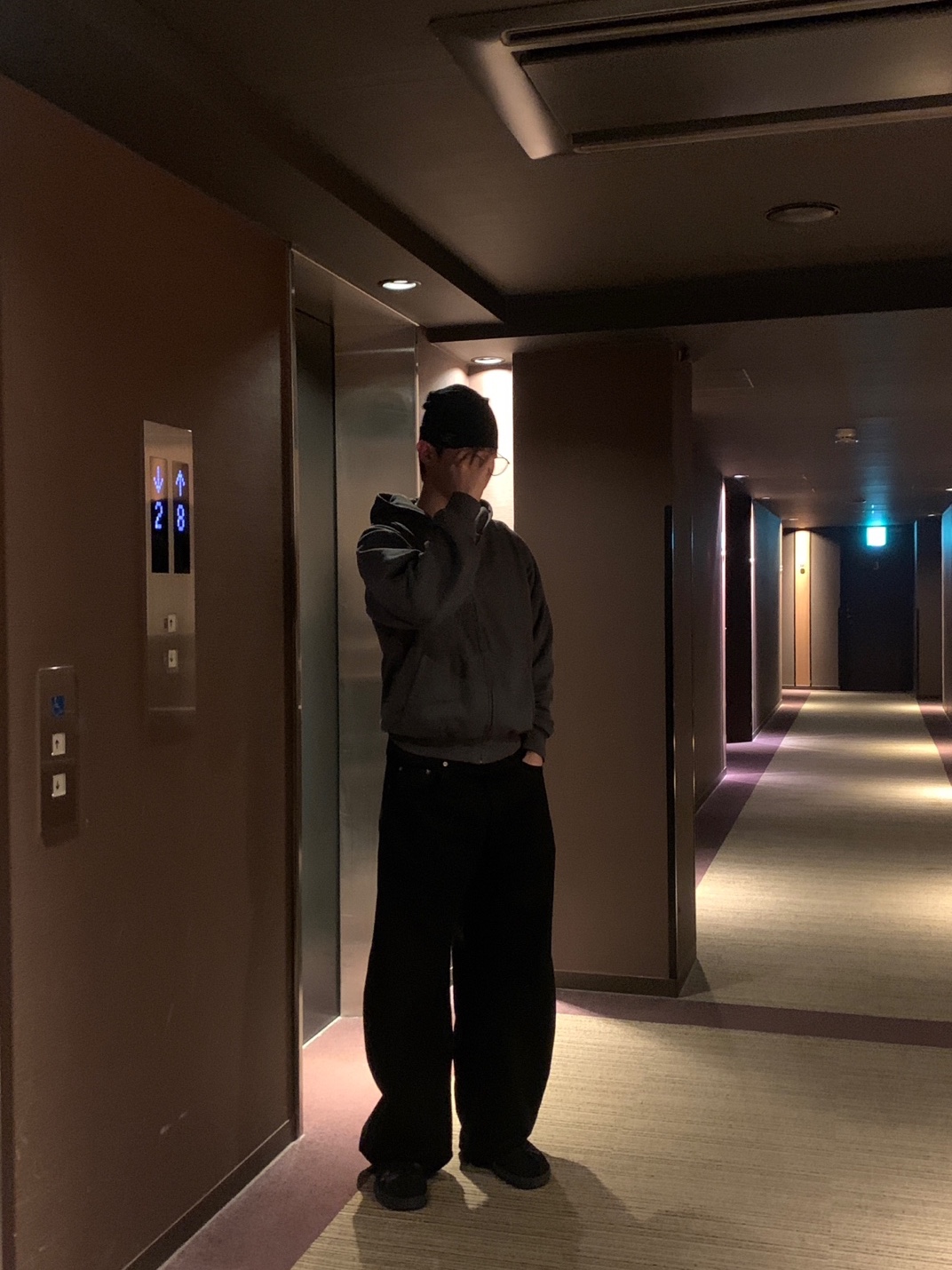 Yeezy YZY Zip-Up Hoodie Dark Grey, Reebok x Needles Beatnik Moc Core Black Extreme Purple 착용 스타일 - 1