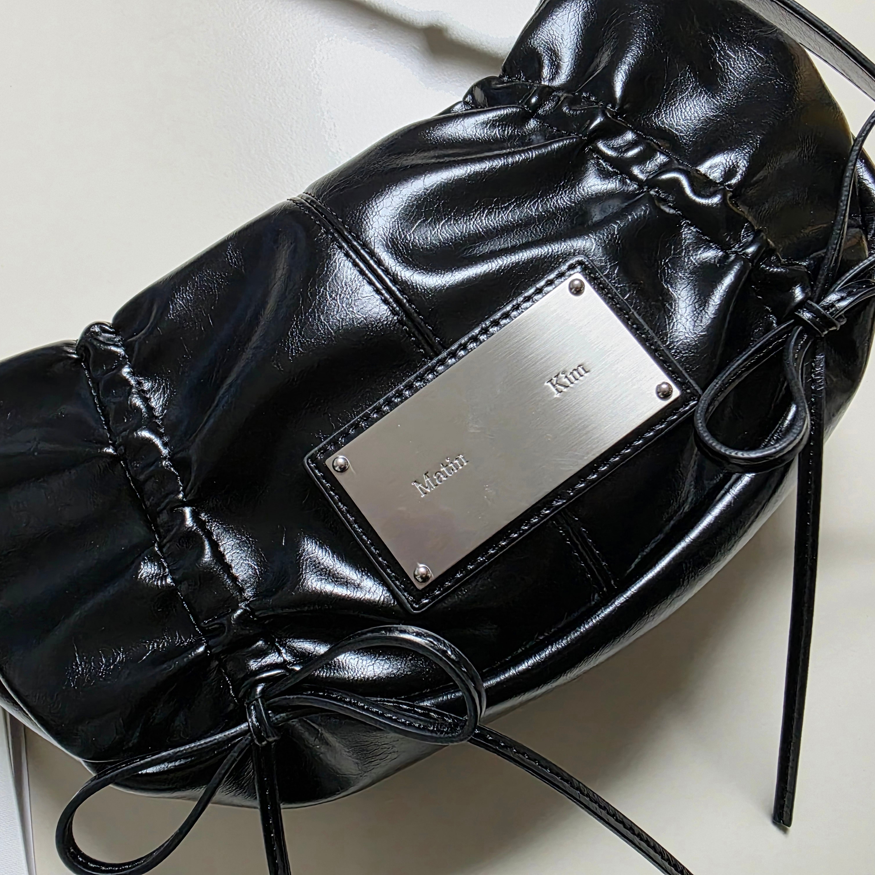Matin Kim Half Shirring Ribbon Round Bag Black 착용 스타일