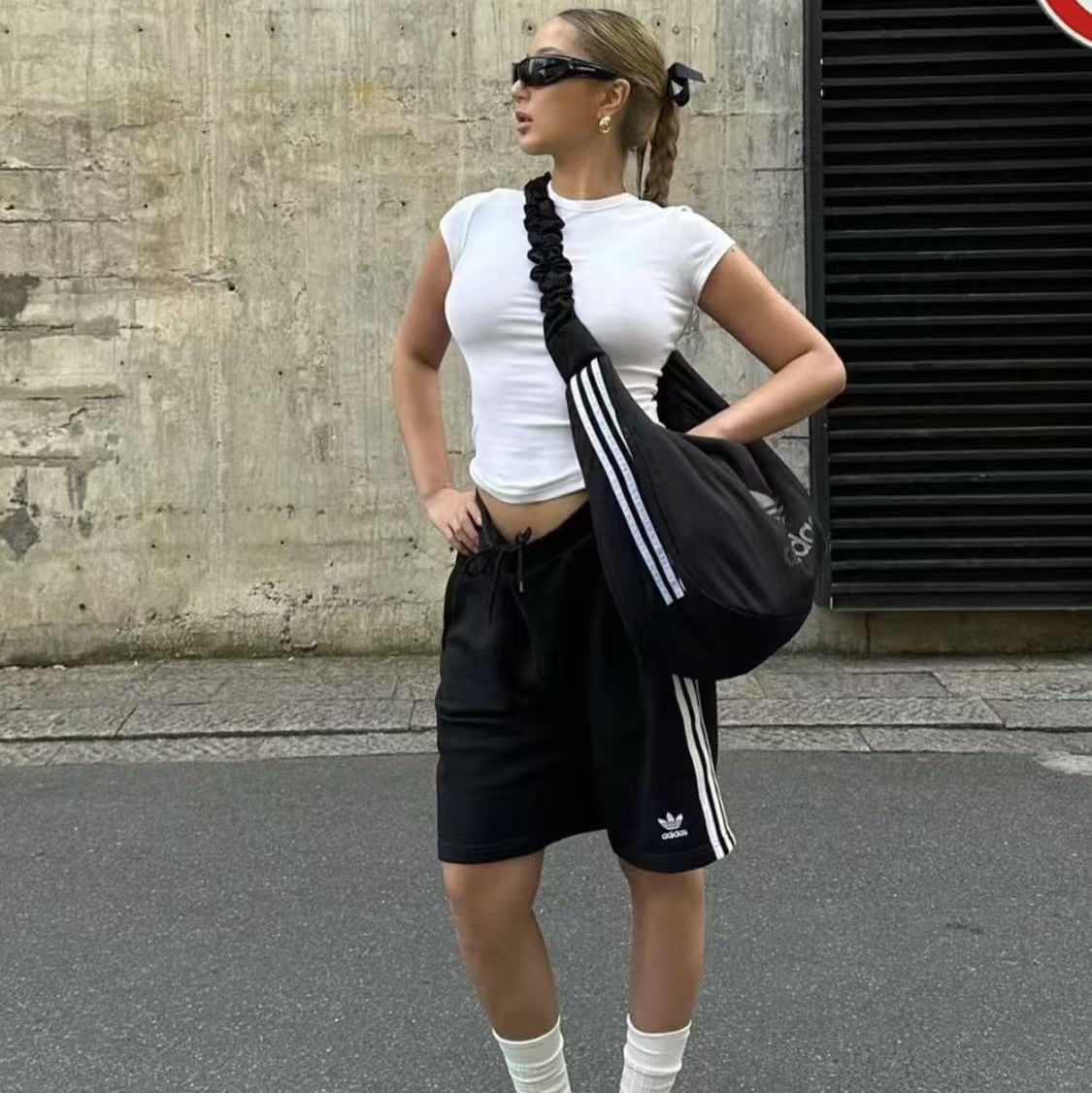 Adidas Originals Cloud Shoulder Bag Large Black 착용 스타일 - 1