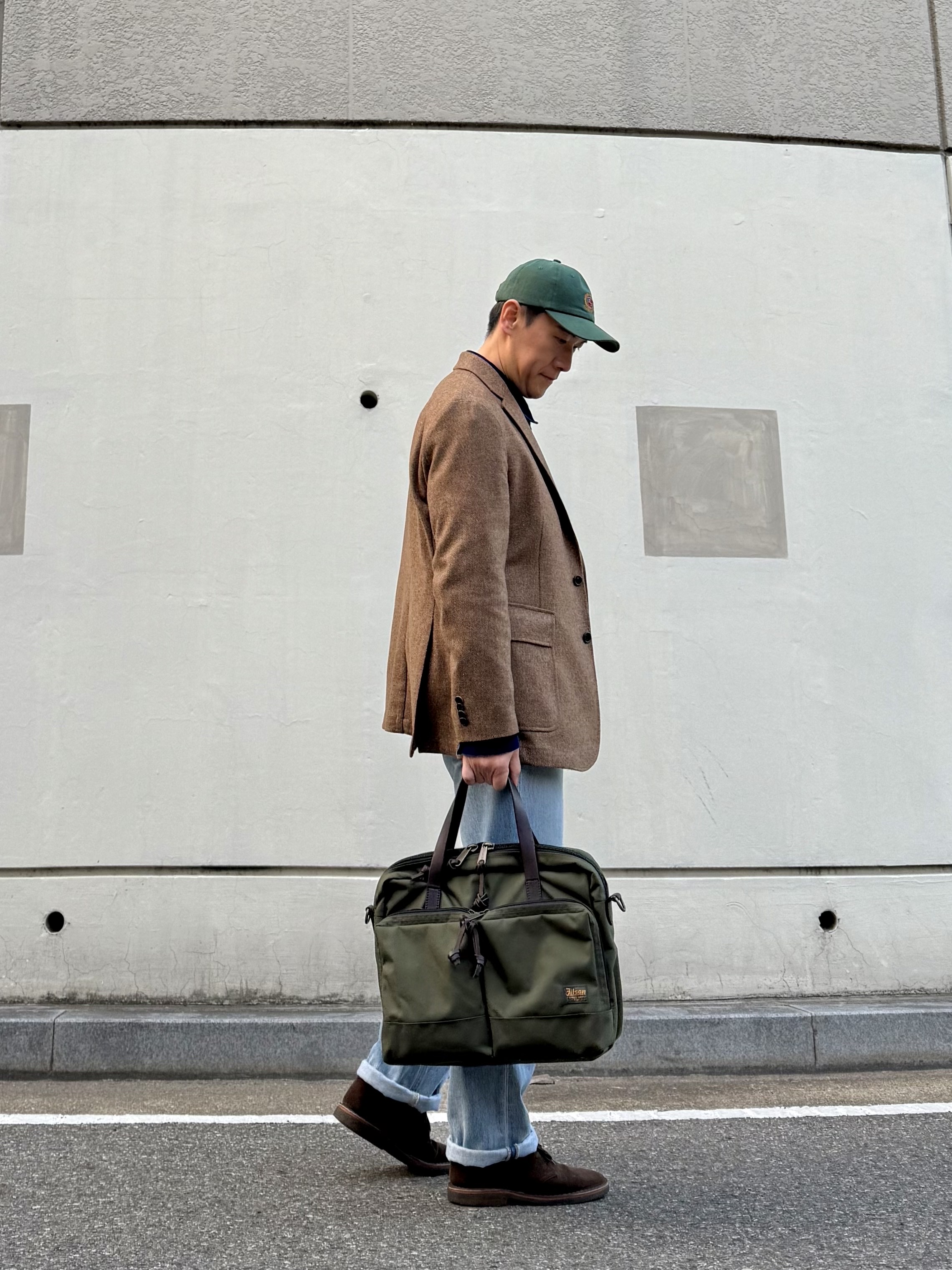 Filson 24 Hour Tin Briefcase Otter Green 착용 스타일 - 3