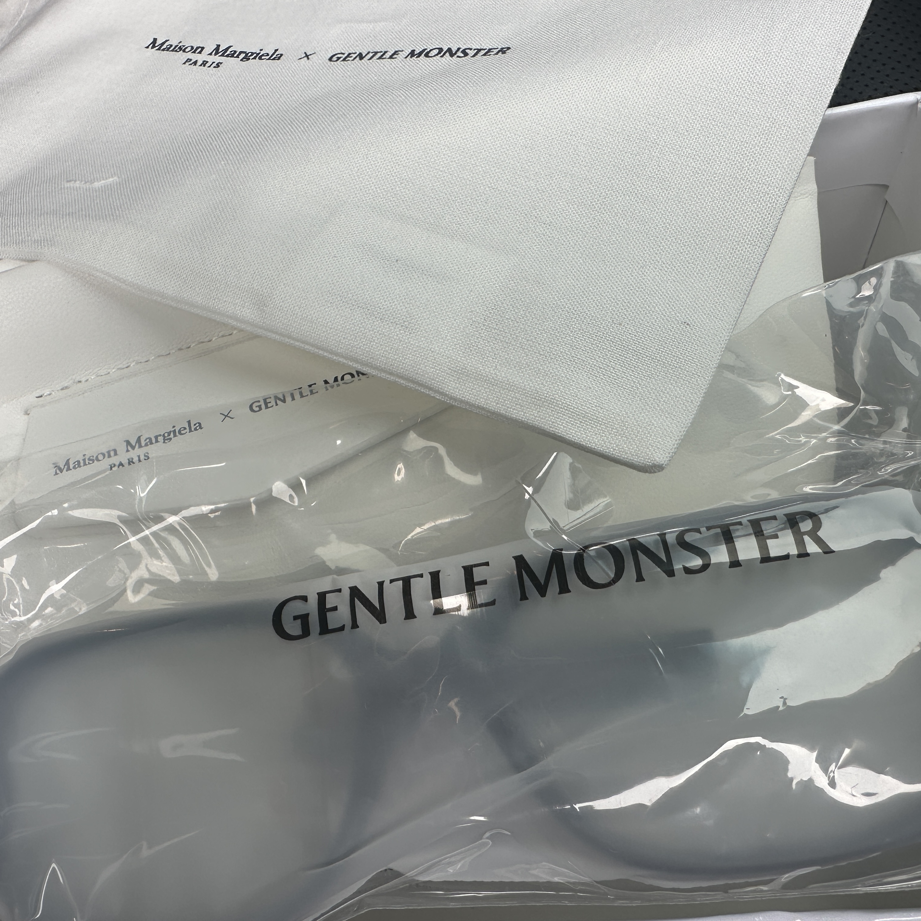 Gentle Monster x Maison Margiela MM212 Black Clear 착용 스타일 - 1