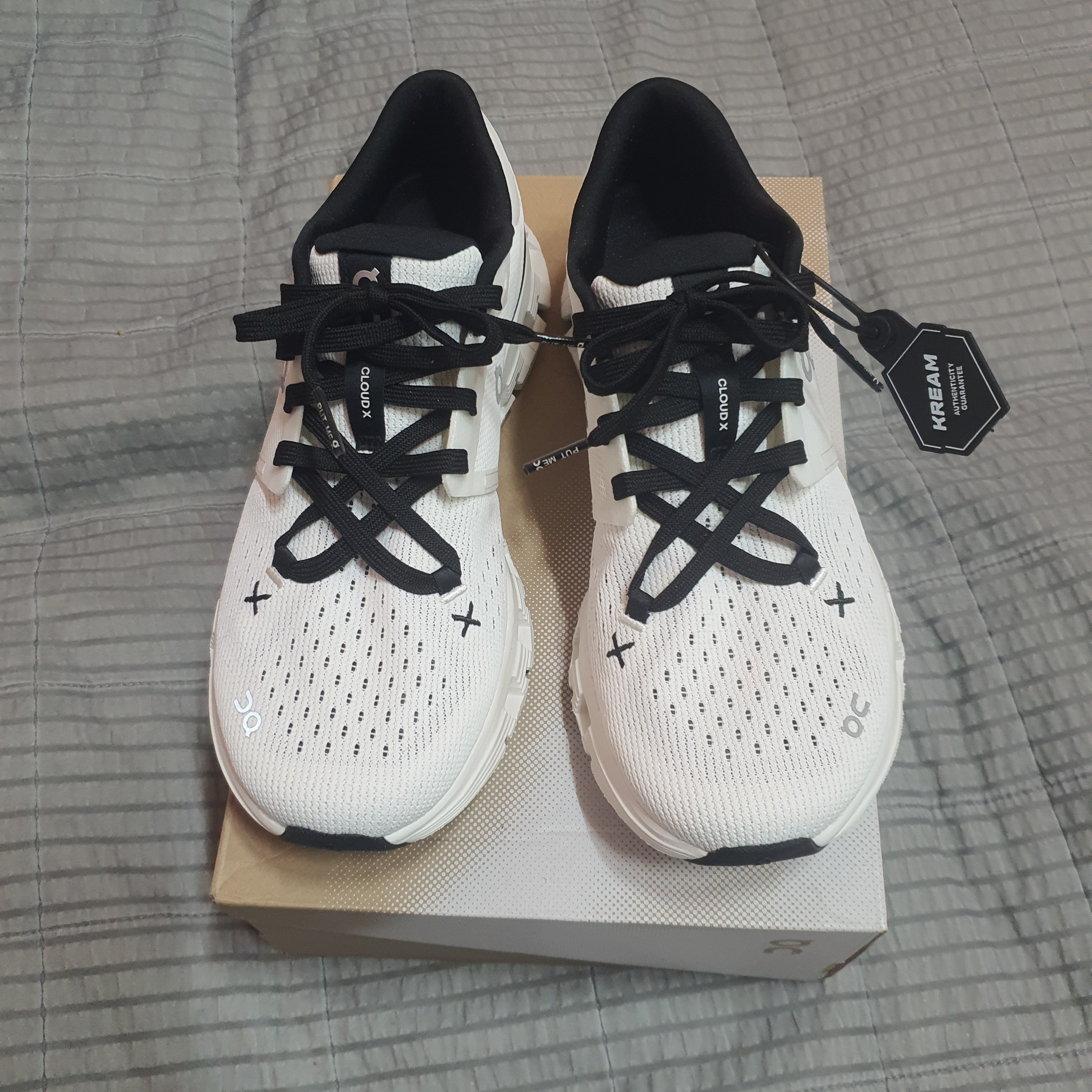 (W) On Running Cloud X 4 Ivory Black 착용 스타일 - 1
