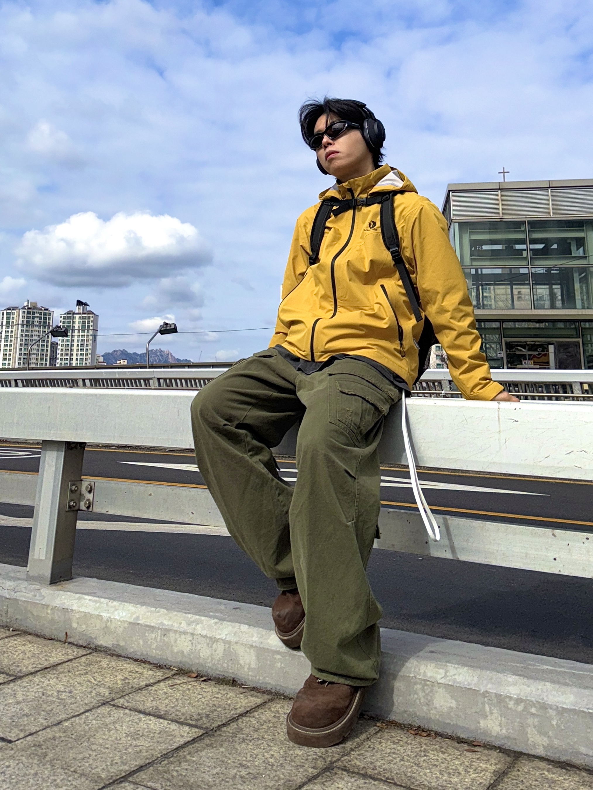 Balenciaga Swift Oval Sunglasses Black, Nonnod Double Pocket Cargo Pants Vintage Khaki 착용 스타일 - 5