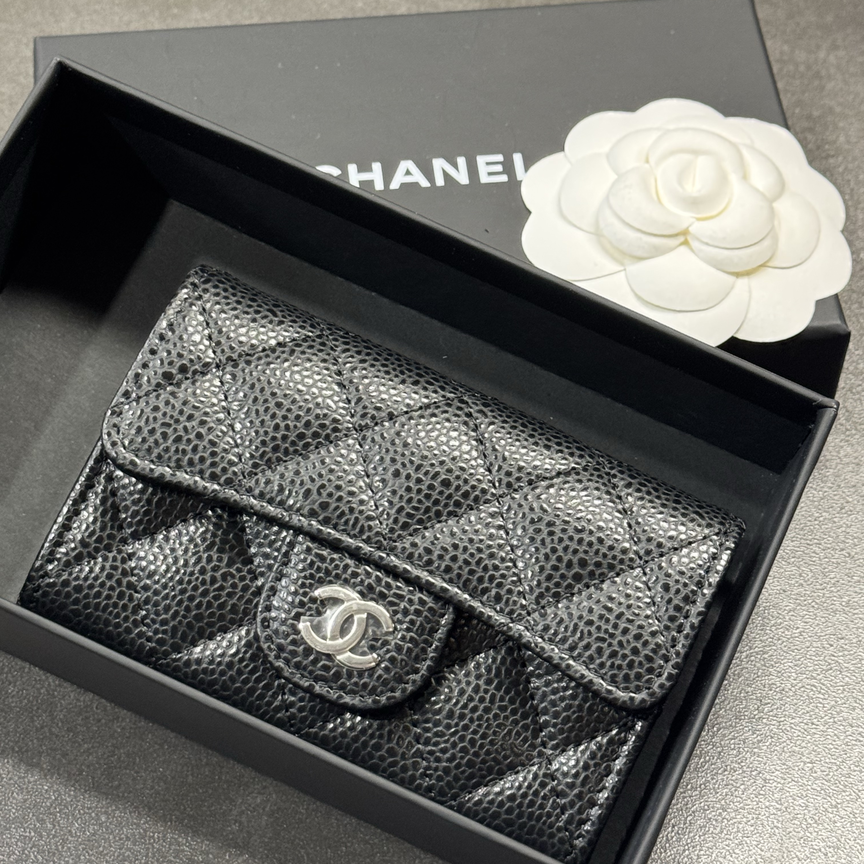 Chanel Classic Card Holder Grained Calfskin & Silver Black 착용 스타일
