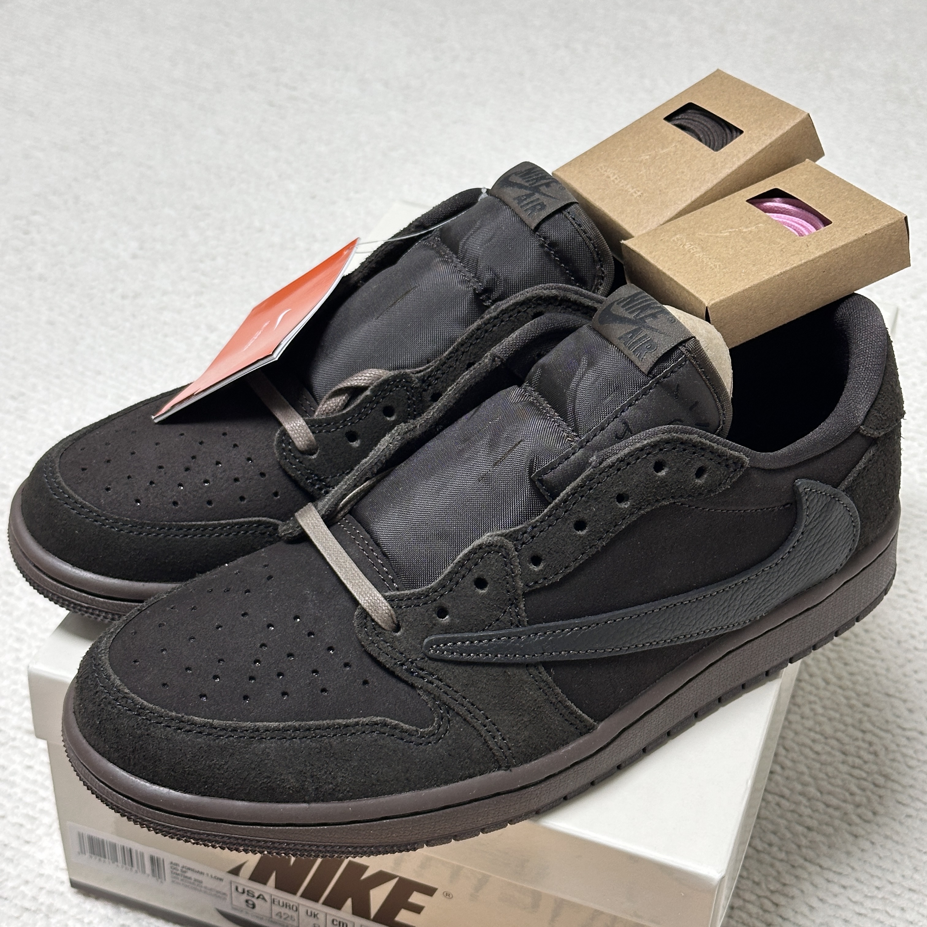 Jordan 1 x Travis Scott Retro Low OG SP Velvet Brown and Dark Mocha 착용 스타일