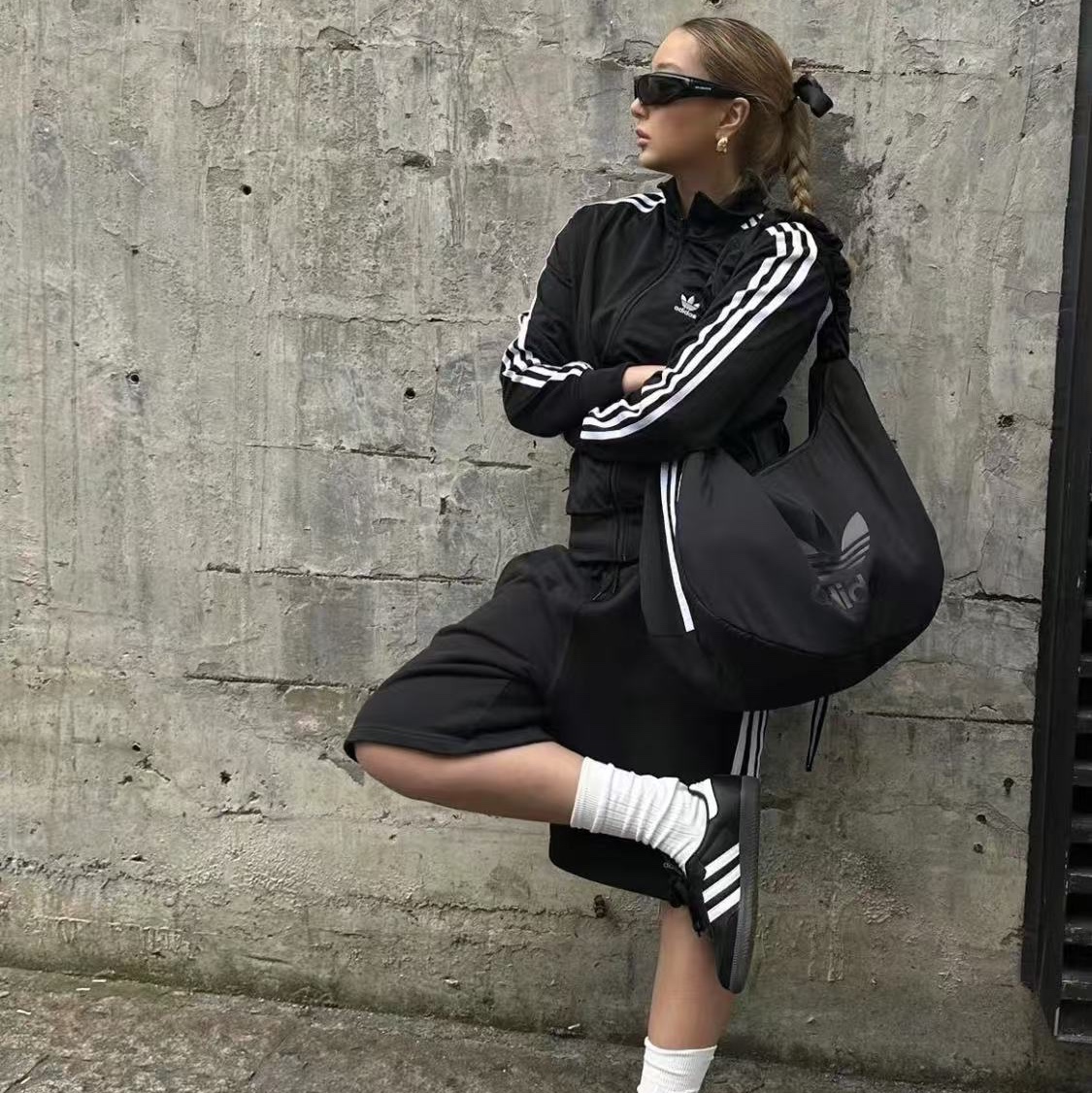 Adidas Originals Cloud Shoulder Bag Large Black 착용 스타일 - 2