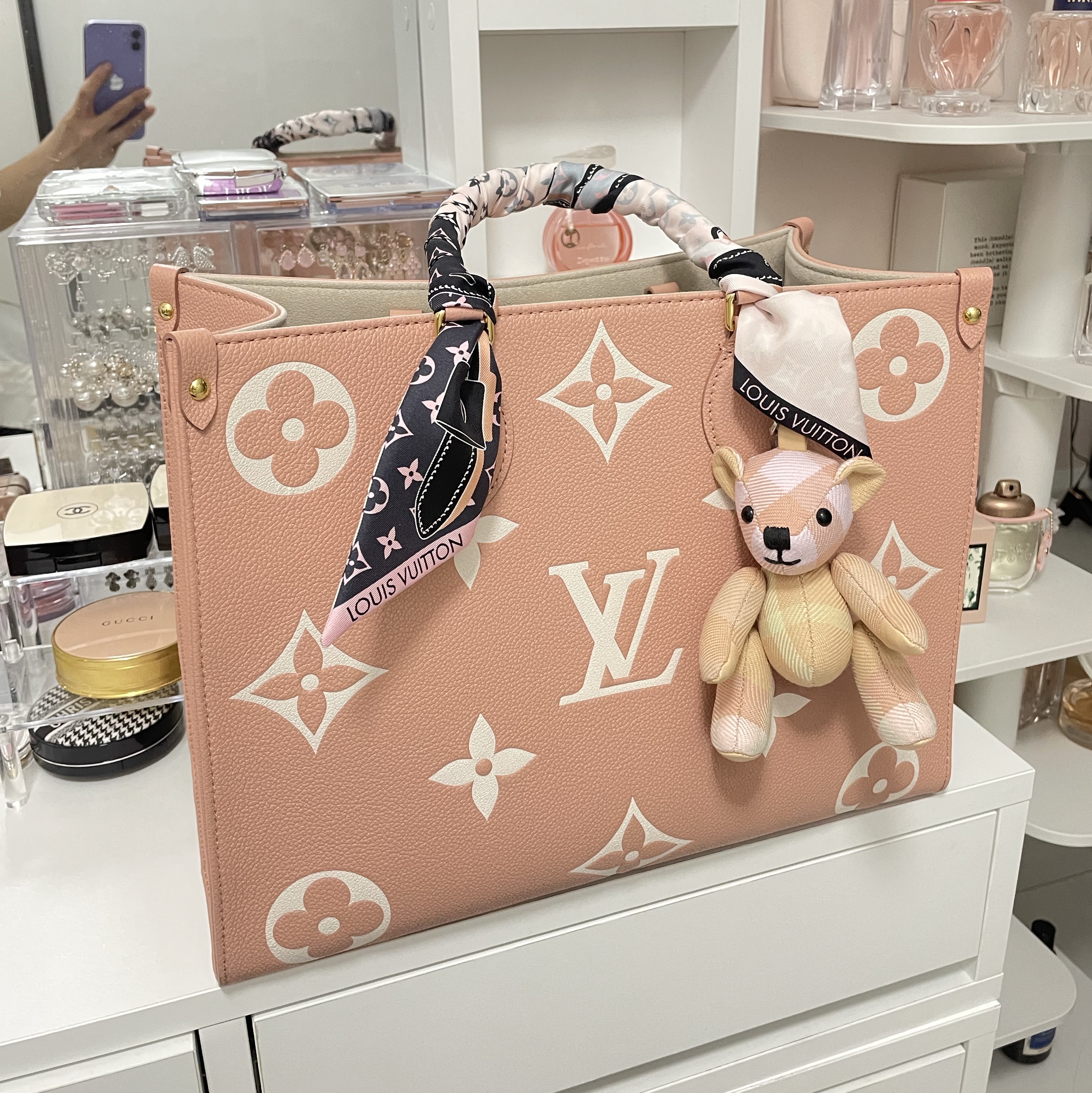 Burberry Thomas Bear Charm Peach 착용 스타일