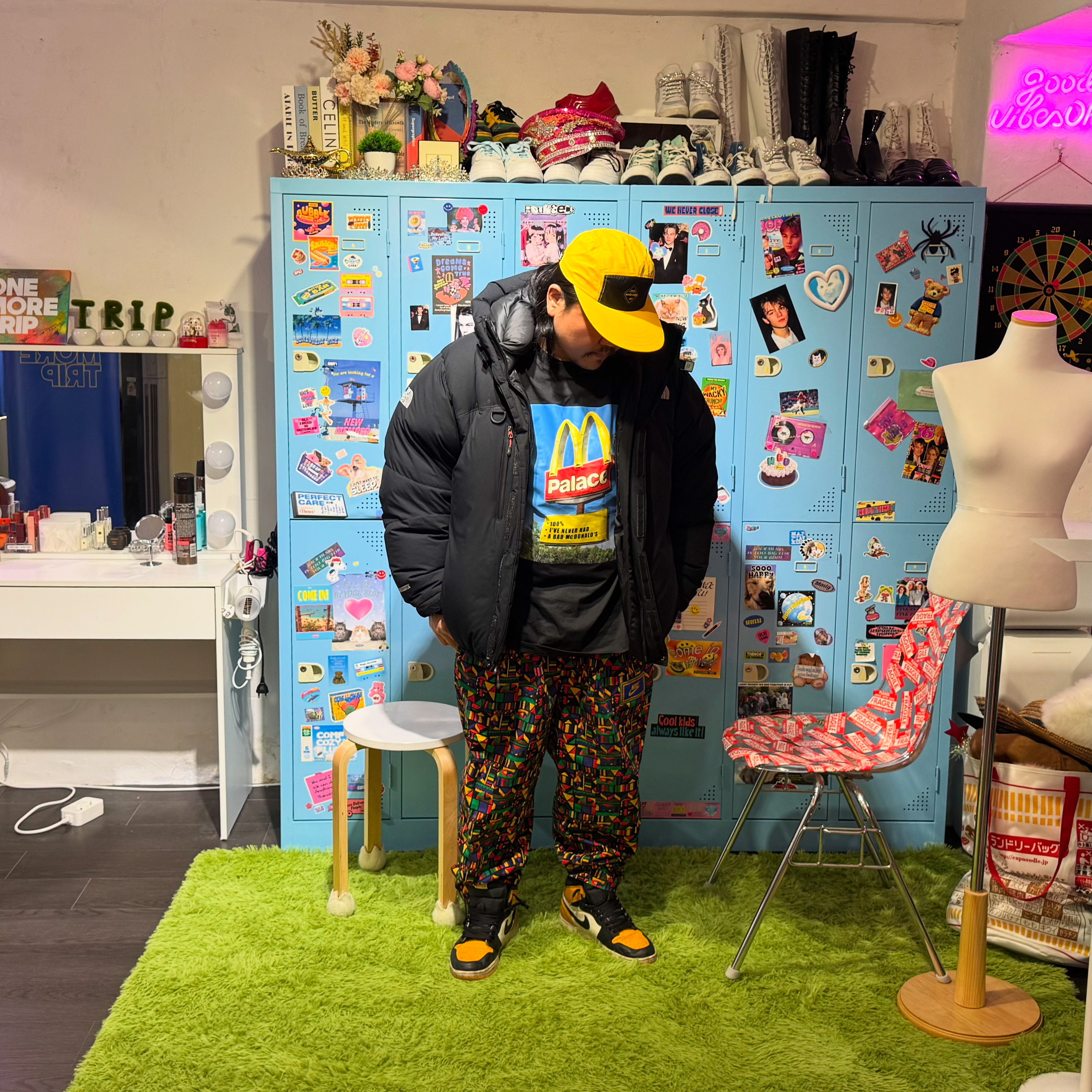 Palace x McDonald's Sign T-Shirt Black - 23FW, Jordan 1 Retro High OG Taxi 착용 스타일