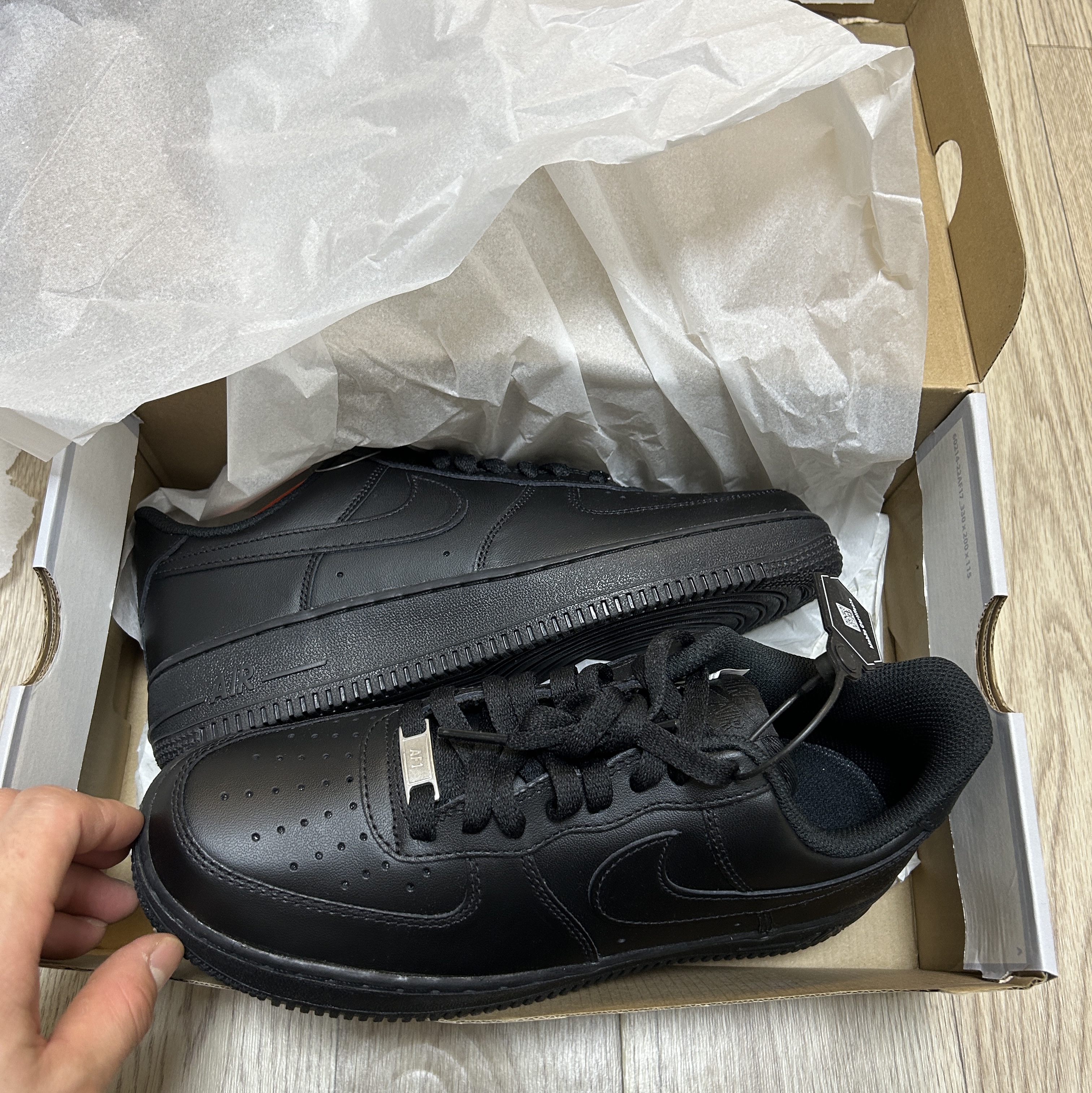 Nike Air Force 1 '07 Low Triple Black 착용 스타일 - 3