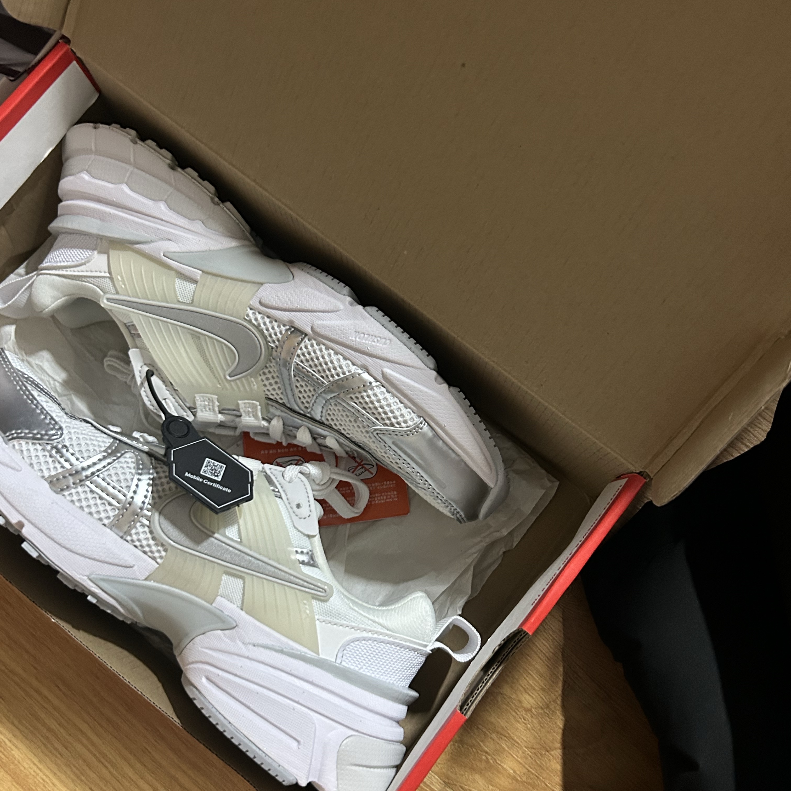 Nike V2K Run Metallic Silver White 착용 스타일