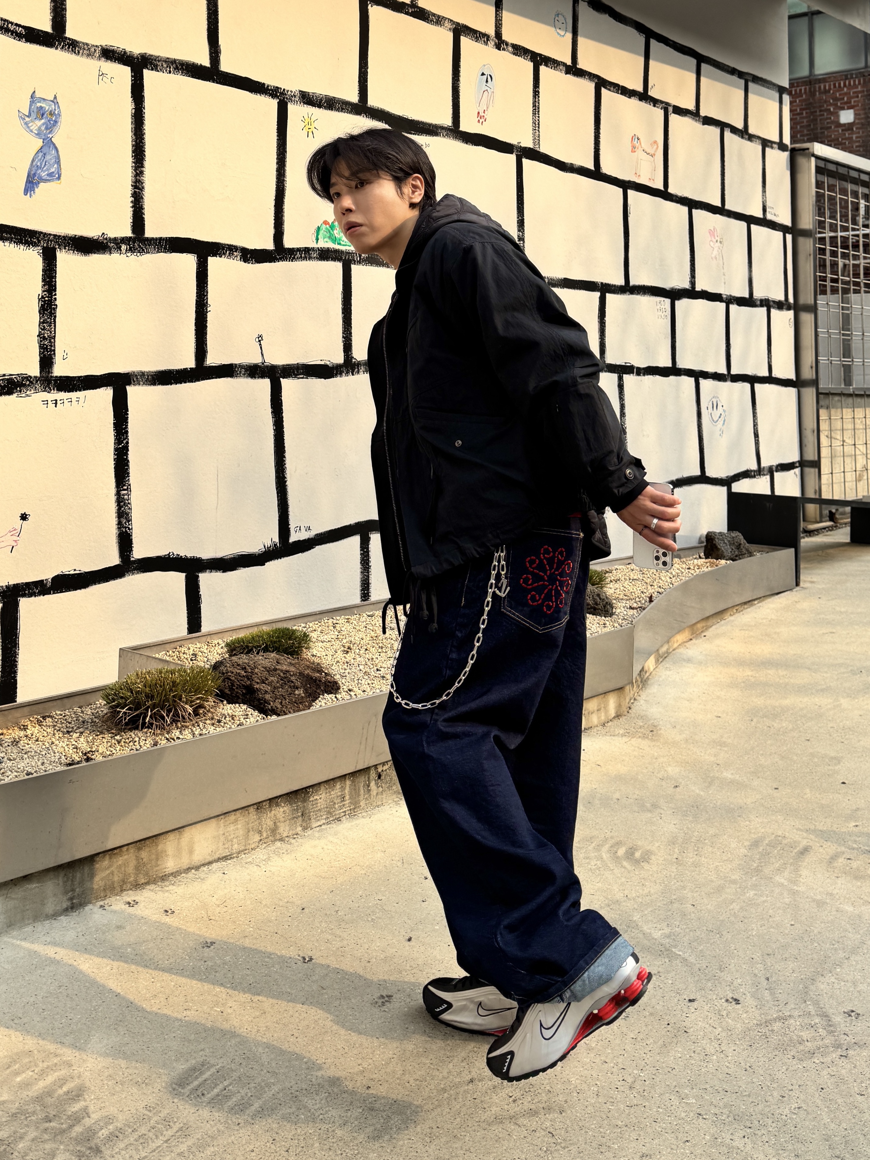 Nike Shox R4 Black and Metallic Silver, OJOS Paneled Crop Shell Jacket Stone Blue 착용 스타일 - 4