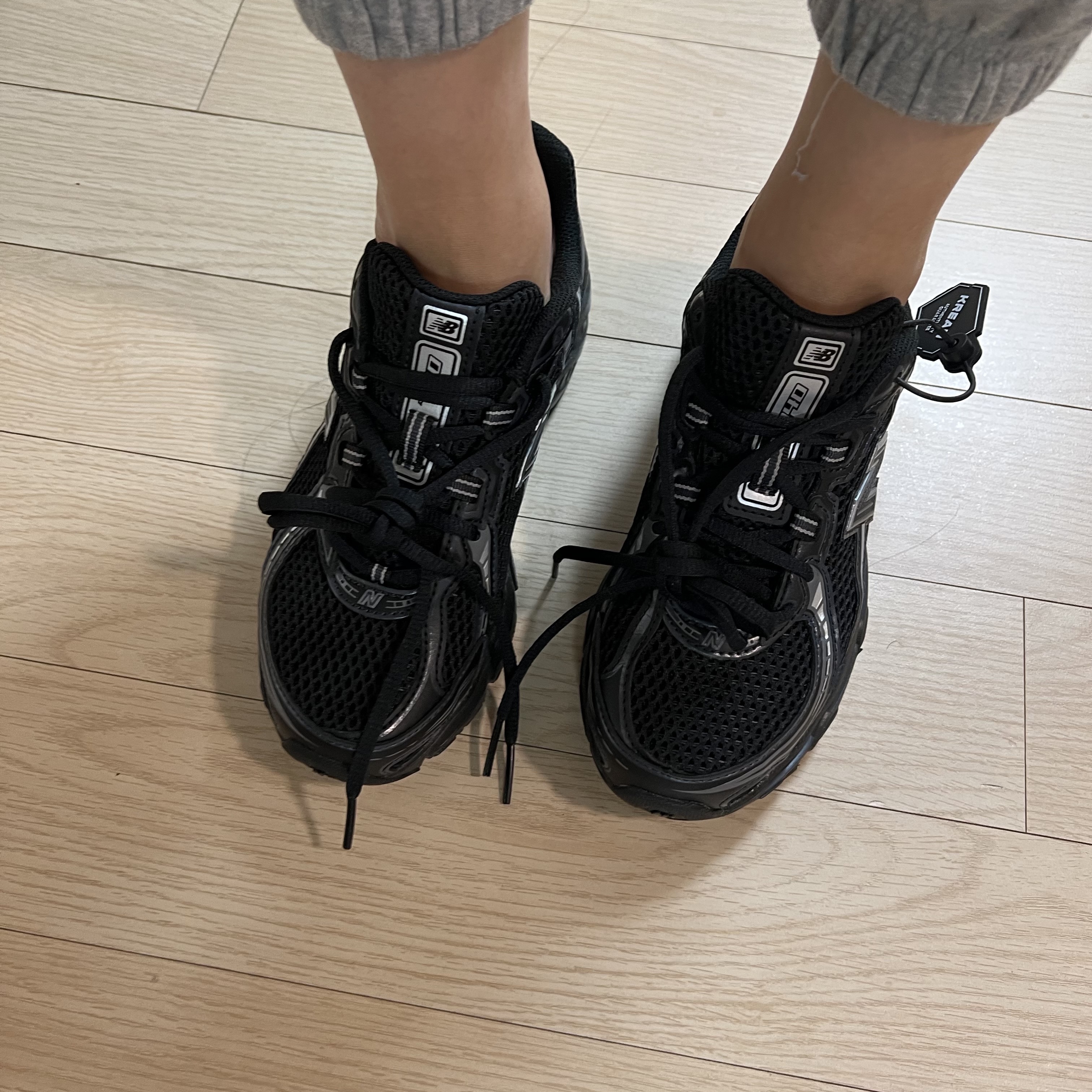 New Balance 740v2 Black Silver Metallic 착용 스타일