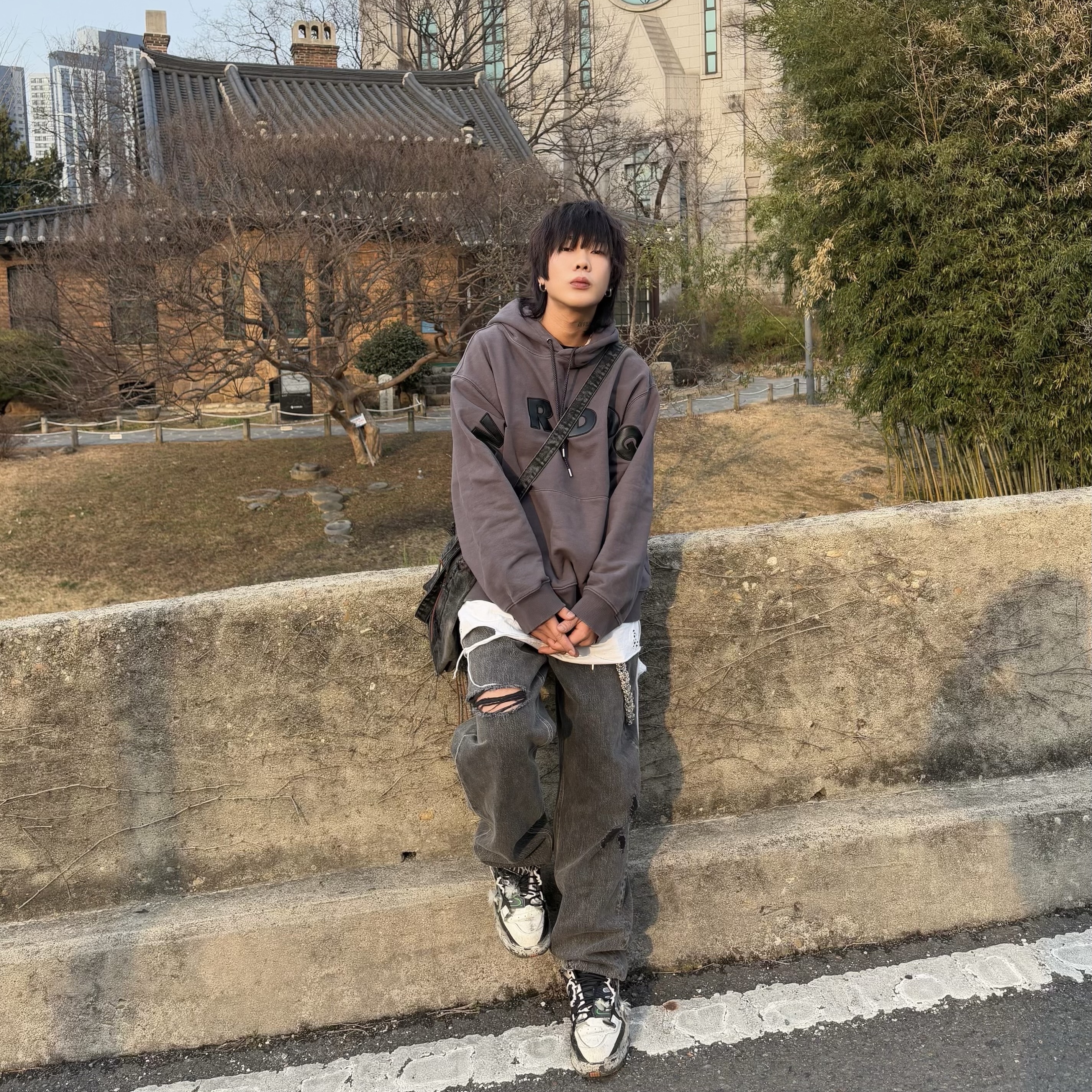 Maison Margiela Fusion Low Top Sneakers Black White Red 착용 스타일 - 2