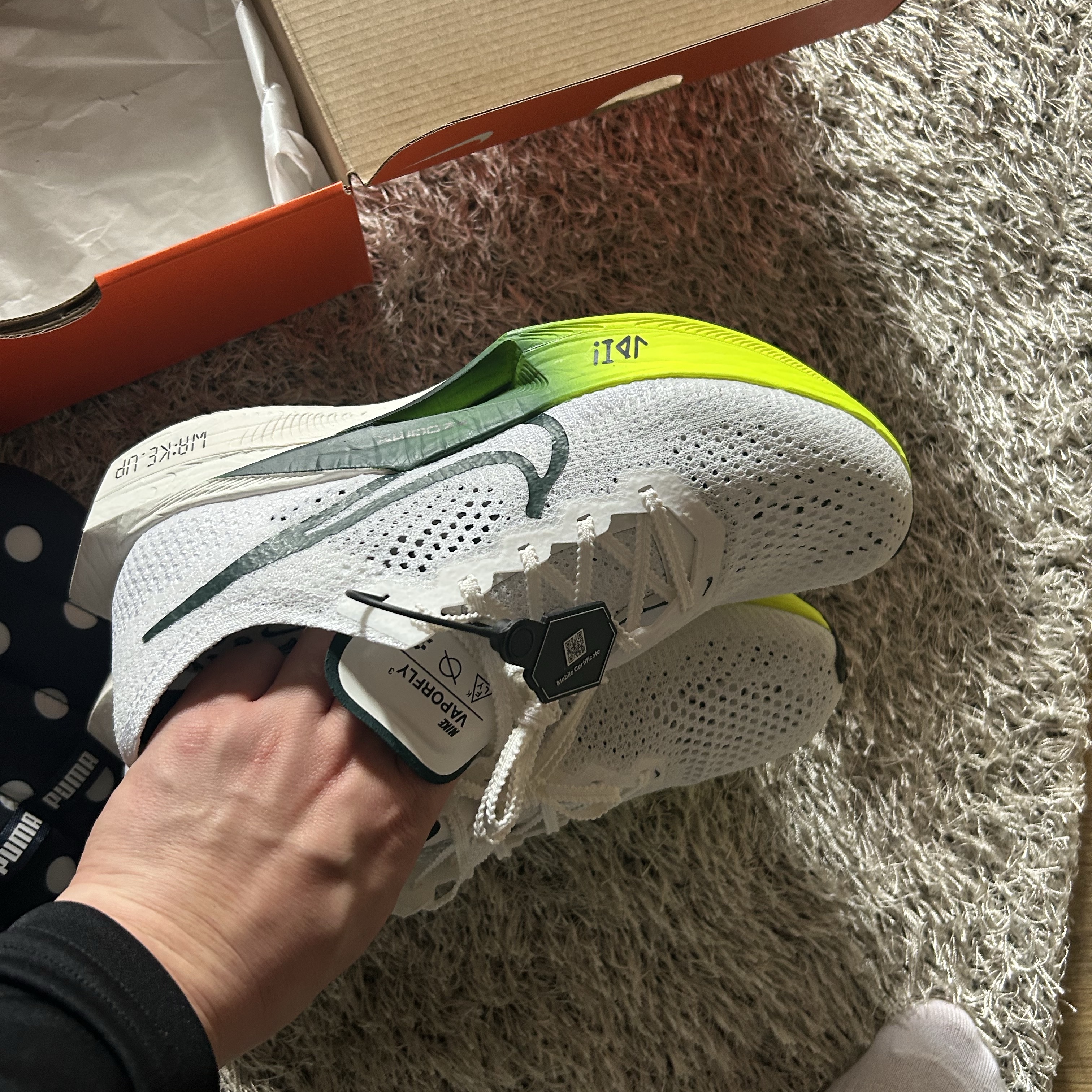 Nike ZoomX Vaporfly Next% 3 White Pro Green 착용 스타일 - 4