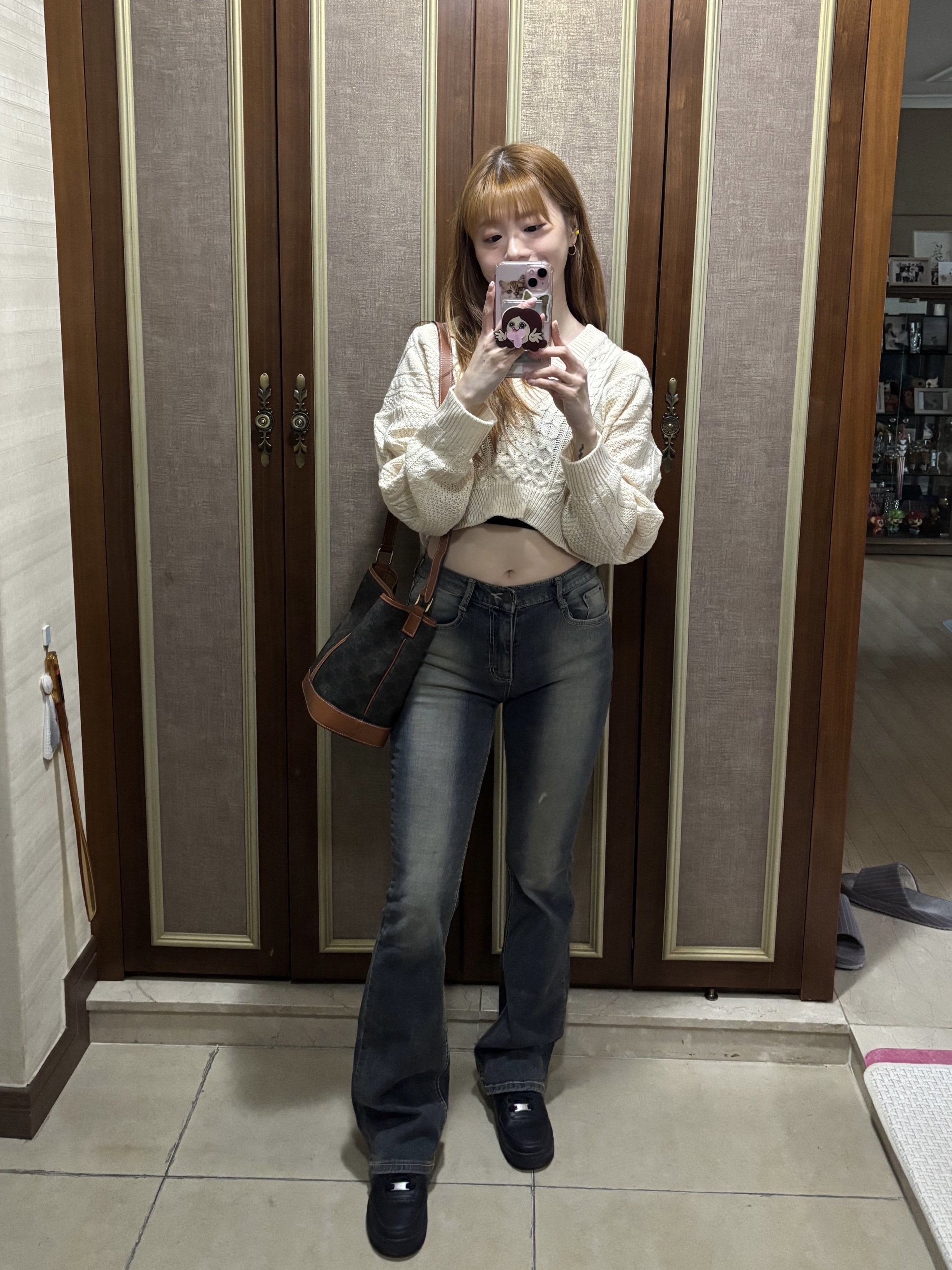Celine Small Bucket in Triomphe Canvas and Calfskin Tan, (W) Nike Air Force 1 '07 Low Triple Black 착용 스타일 - 5
